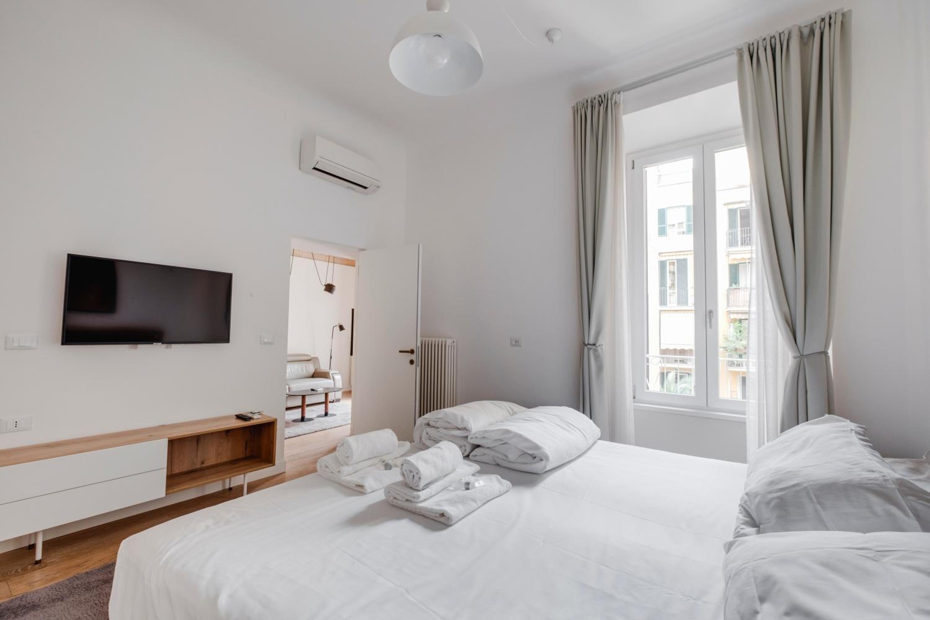 Charming Vatican Apartment with Balcony 6B