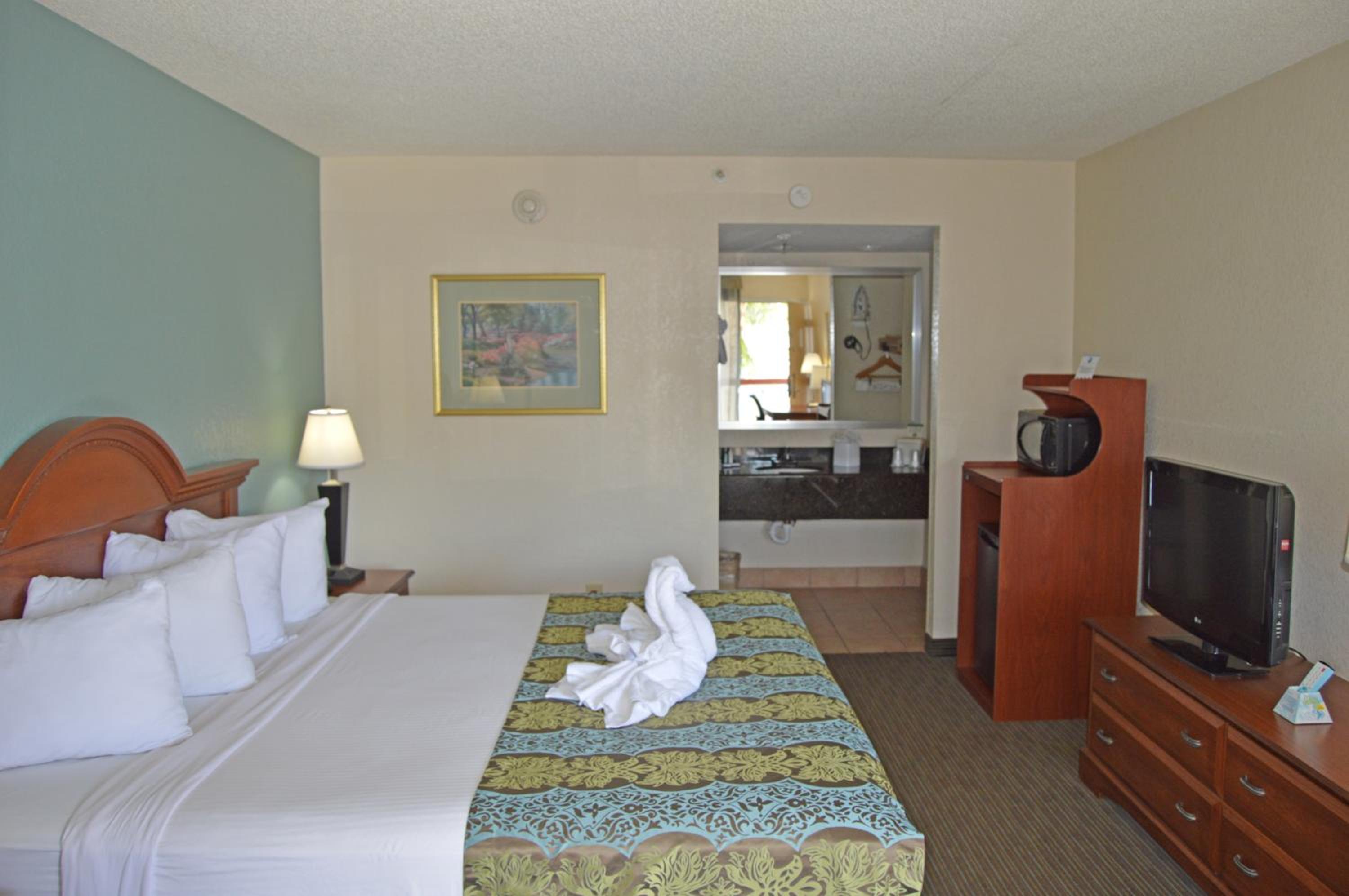 Baymont by Wyndham Sarasota - Property Image 5