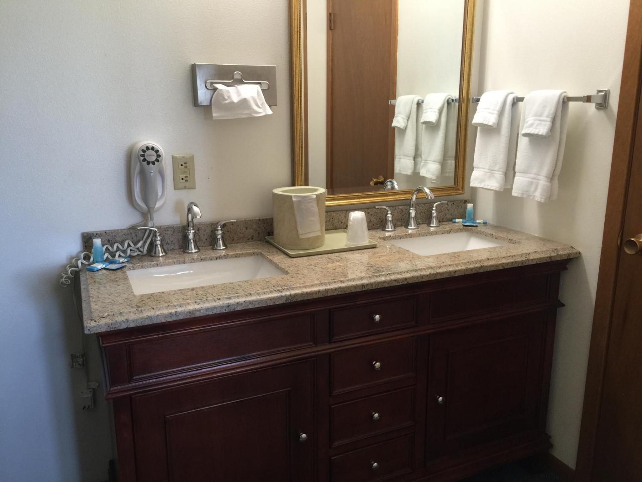 Crest Country Inn