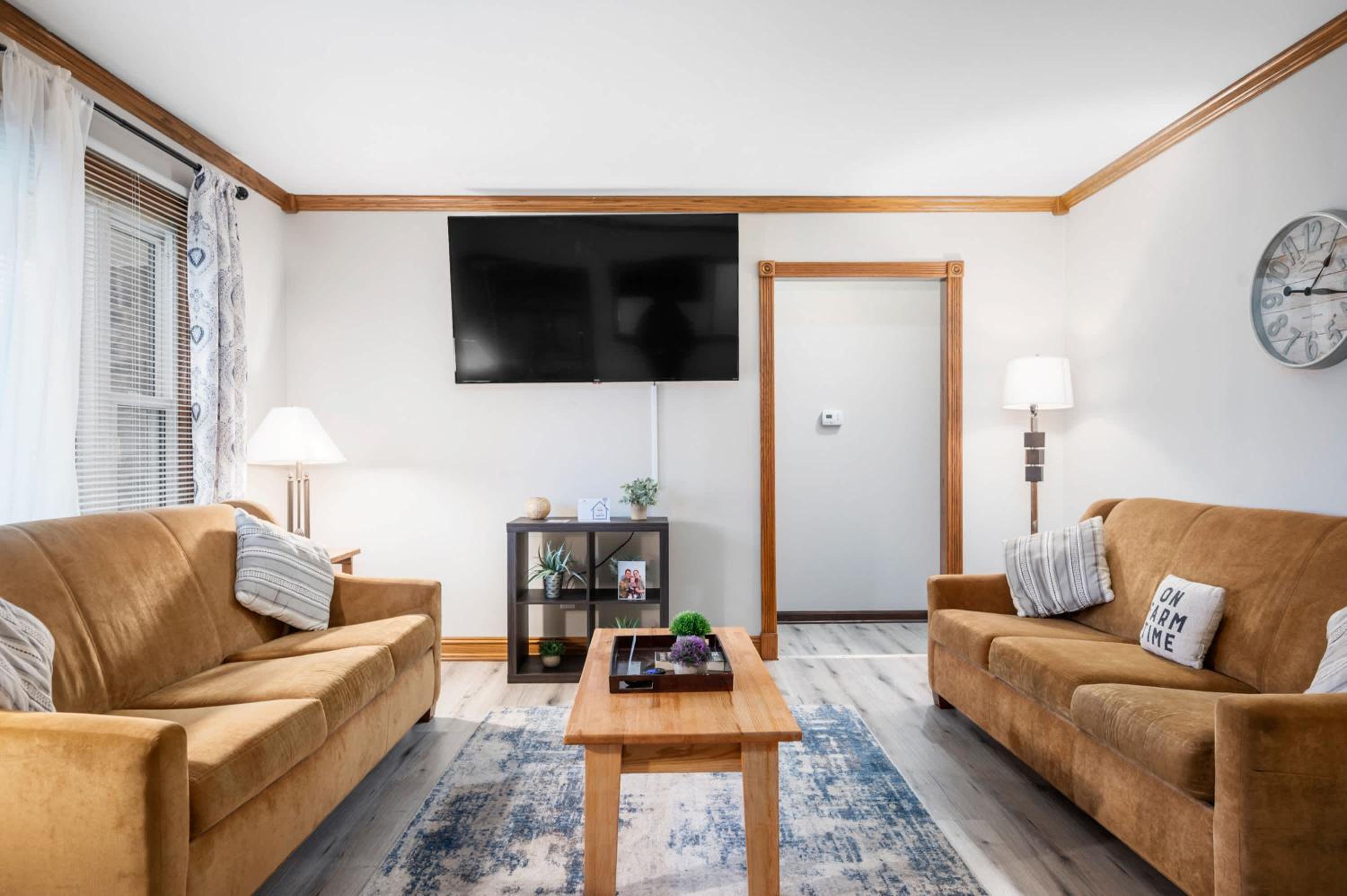 Near Downtown Modern Interior - Chapel Hill Charm