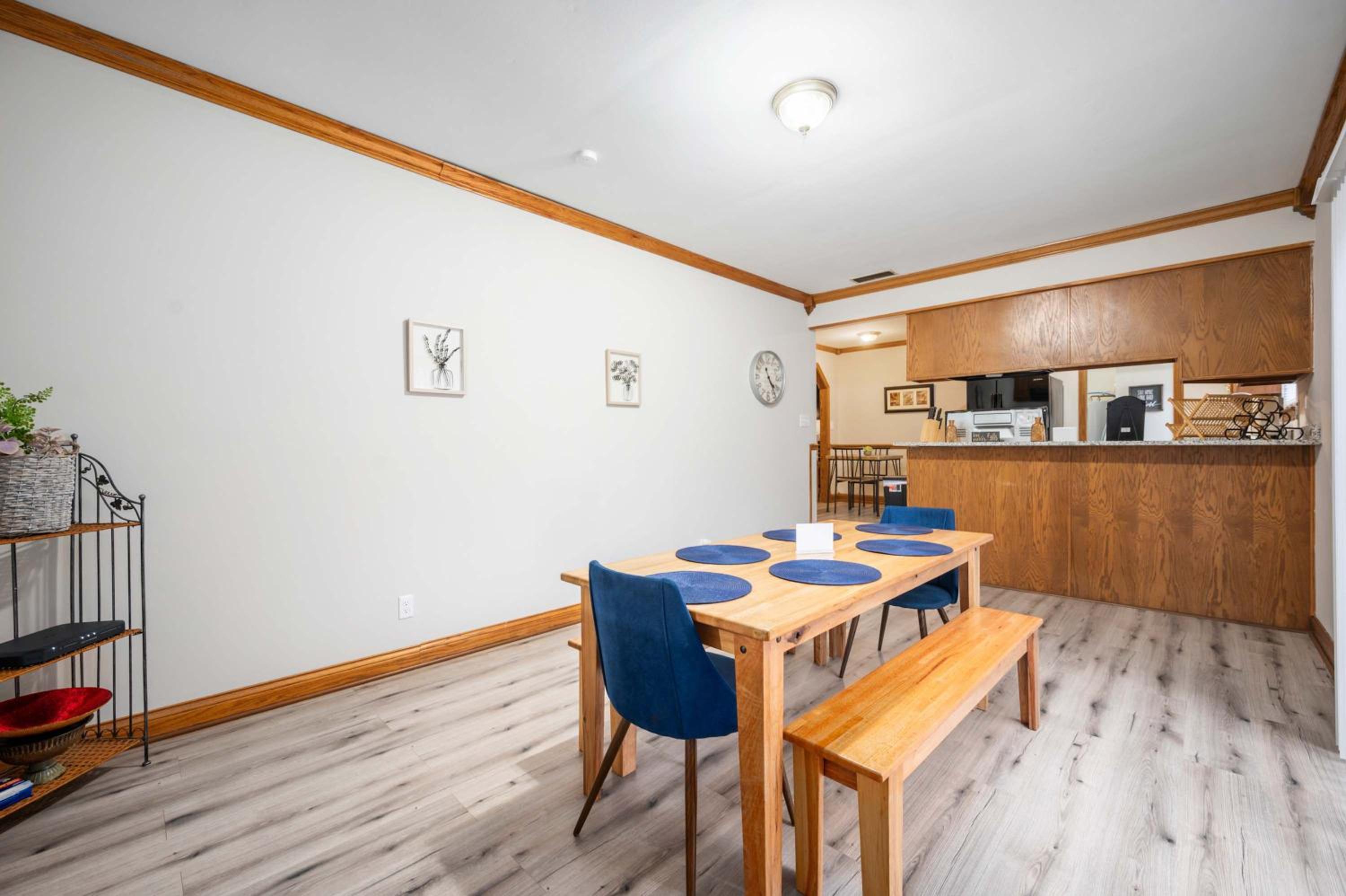 Near Downtown Modern Interior - Chapel Hill Charm
