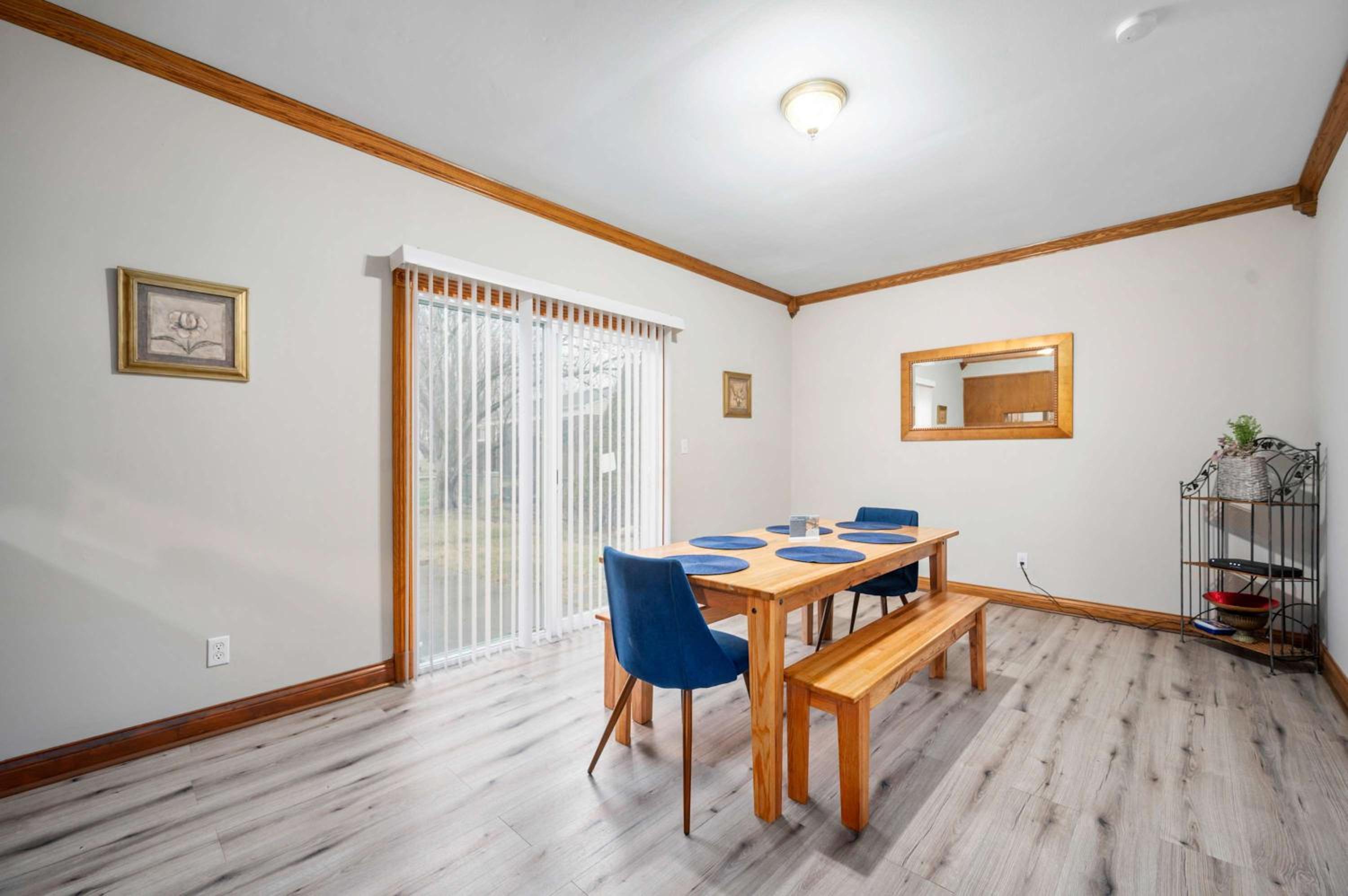 Near Downtown Modern Interior - Chapel Hill Charm