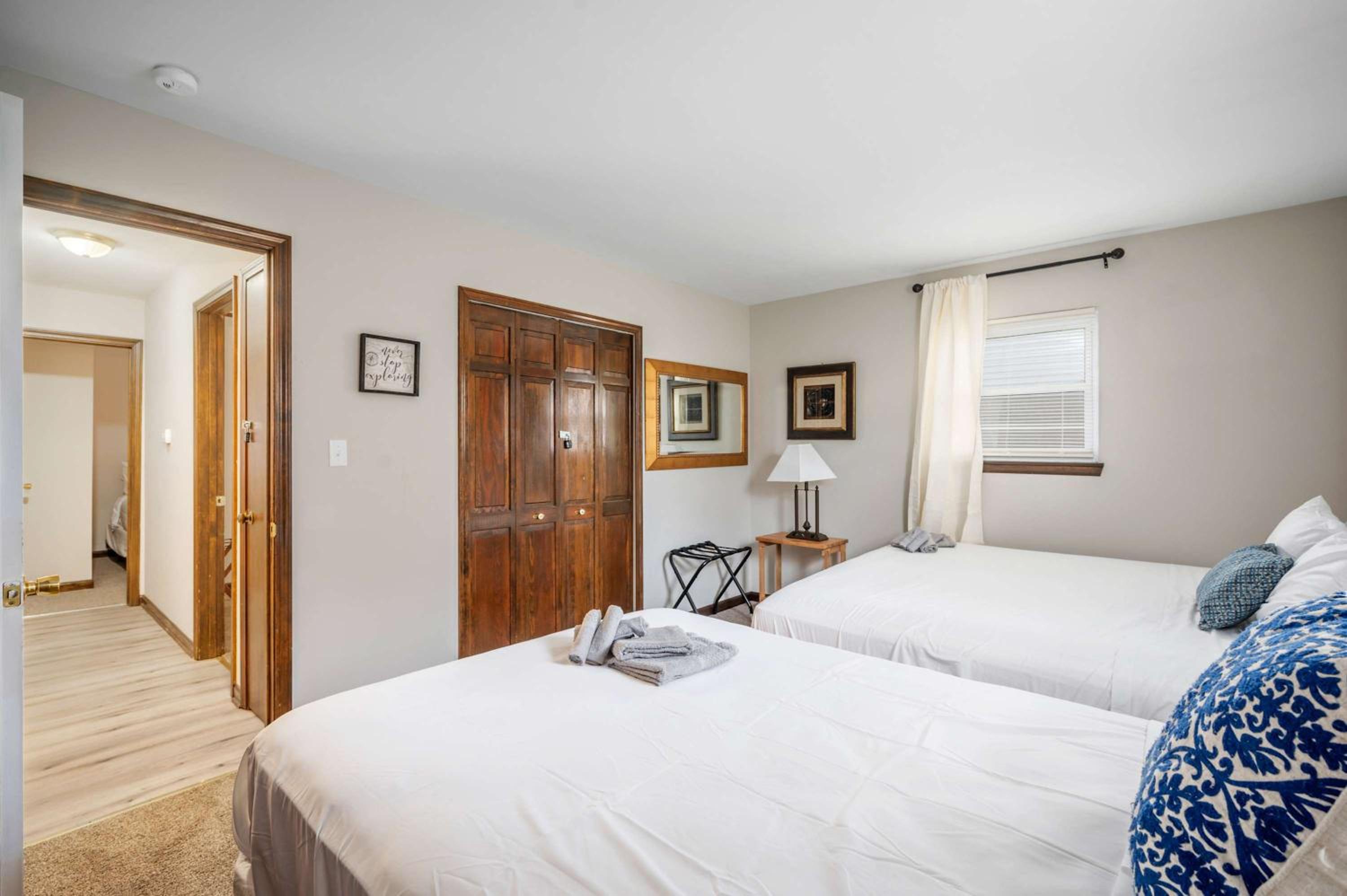 Near Downtown Modern Interior - Chapel Hill Charm