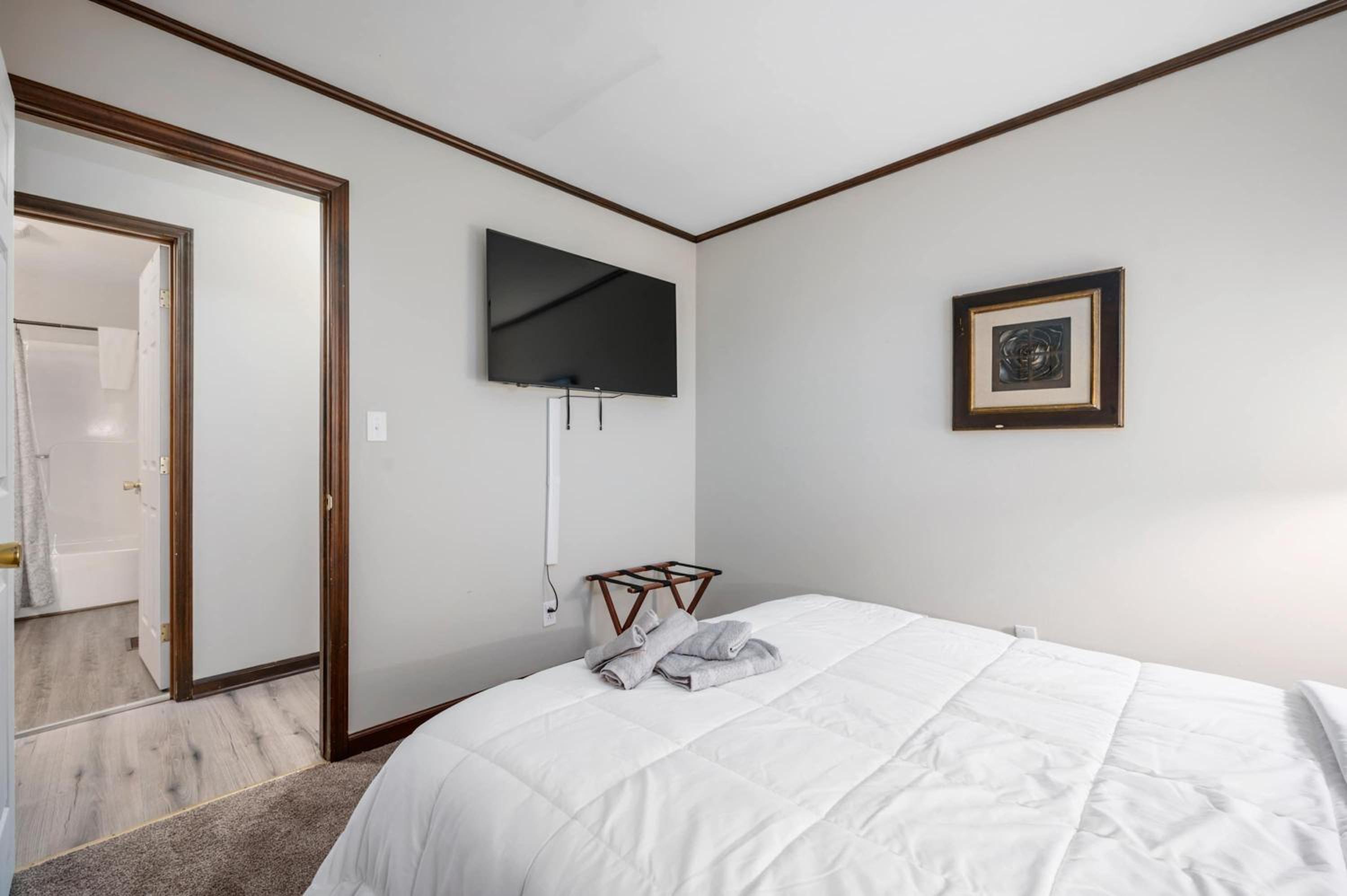 Near Downtown Modern Interior - Chapel Hill Charm