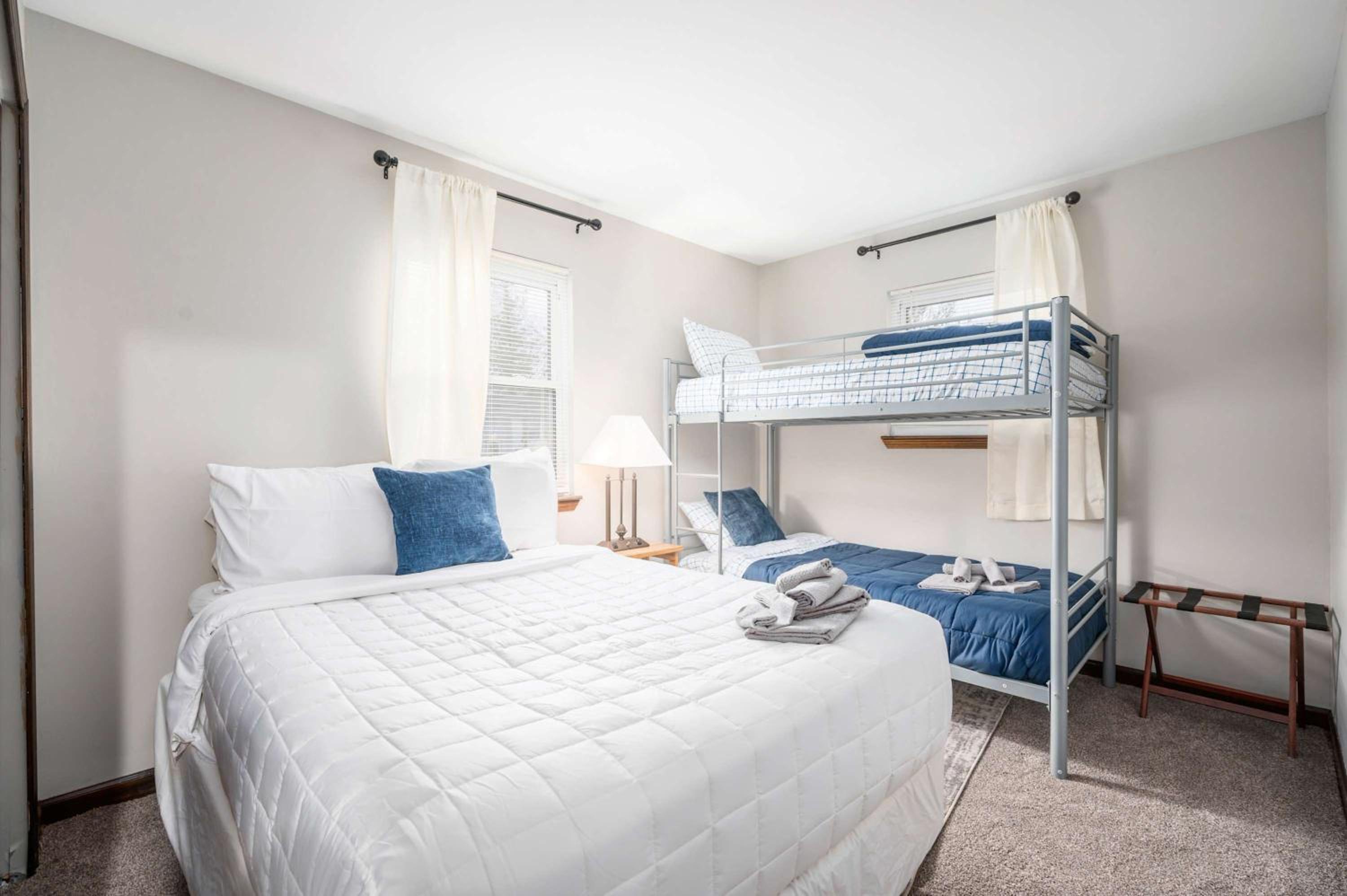 Near Downtown Modern Interior - Chapel Hill Charm
