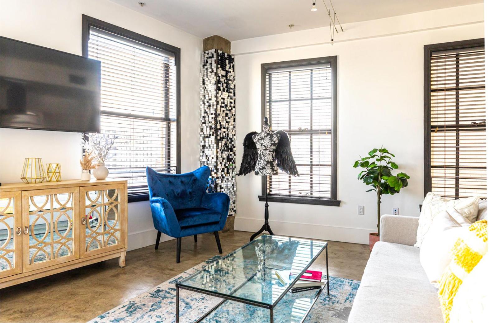 Stylish loft 2 queens & 2 sofas