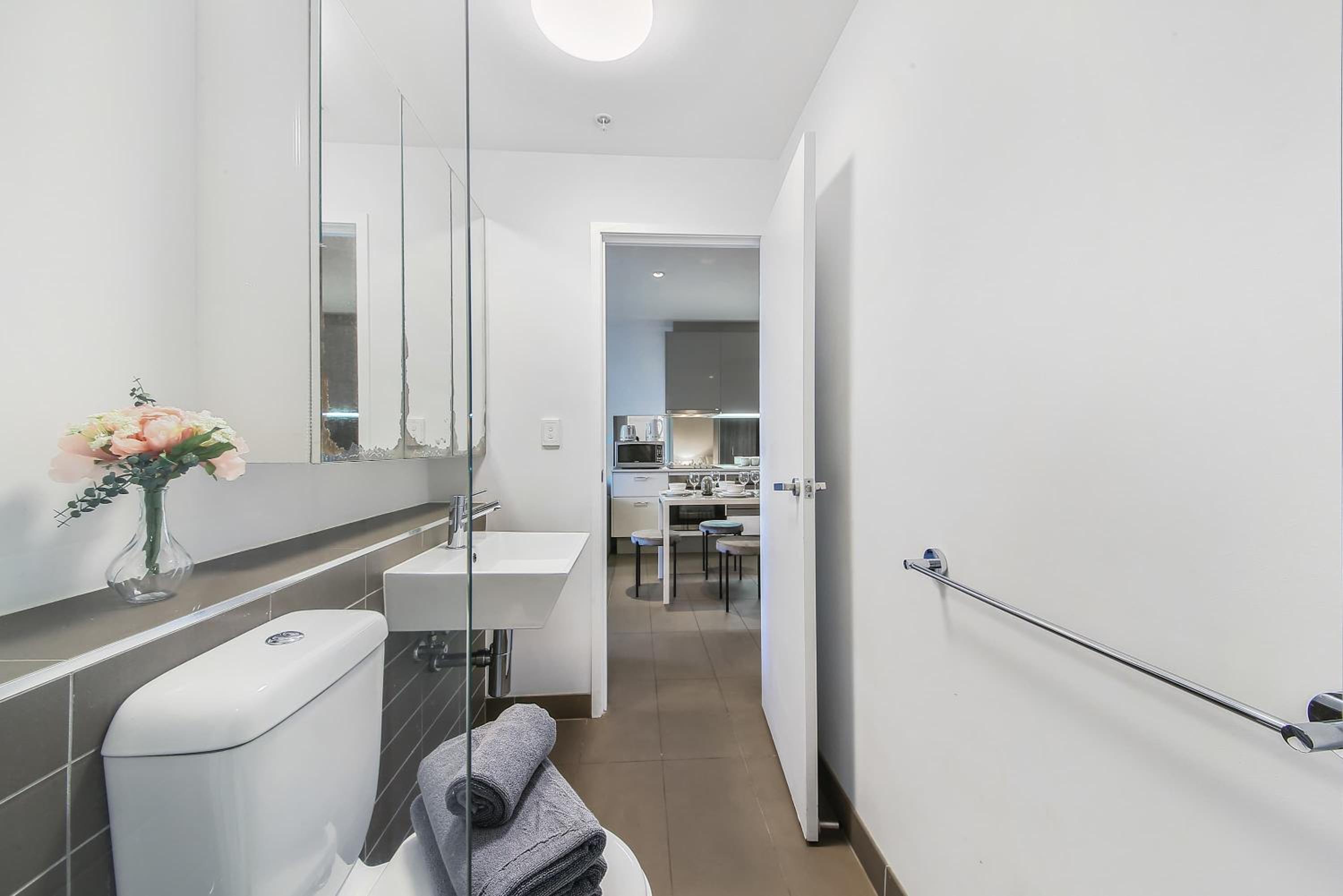 Perfectly Located 2BR Apartment by Southern Cross