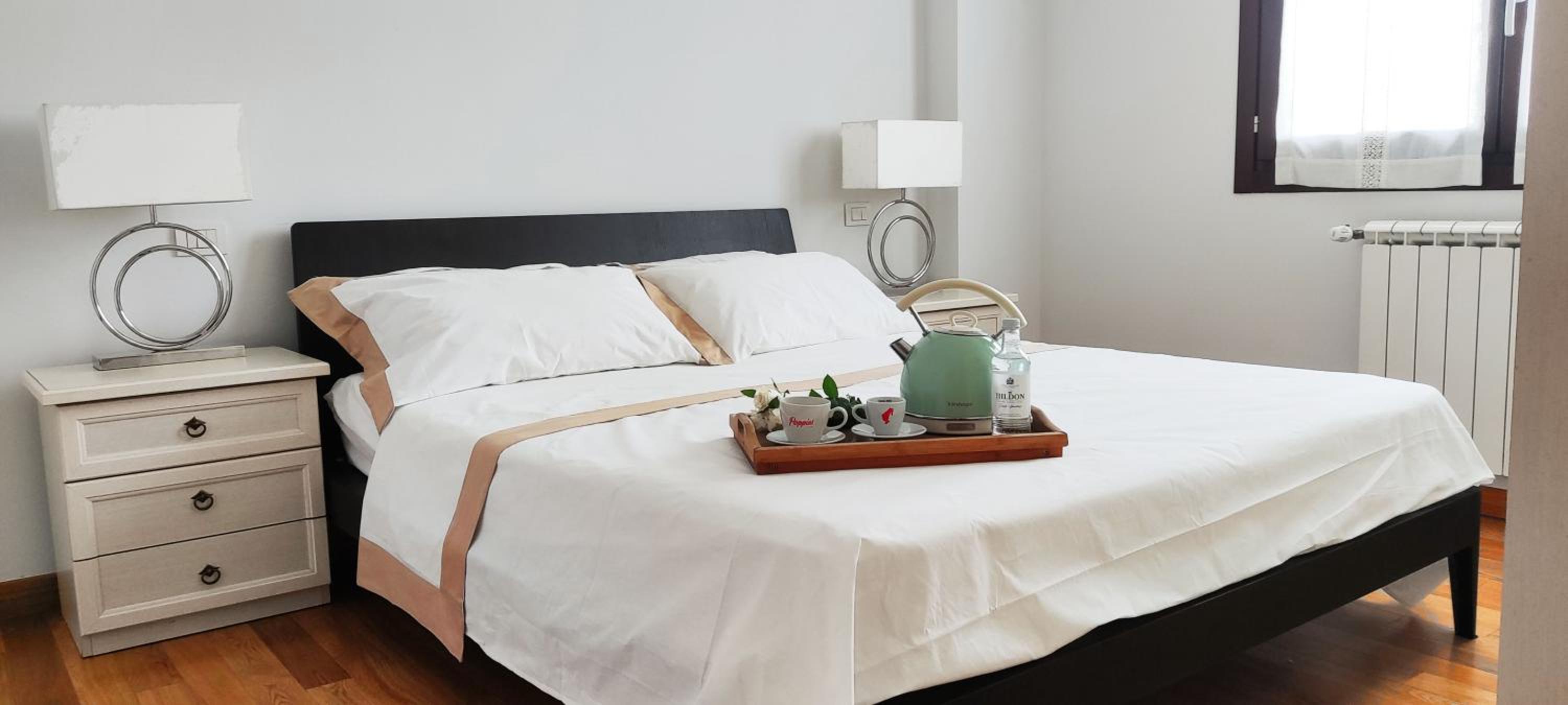 Spacious, Free private Parking, 2 bedrooms 2 bathrooms - Comfortable and Bright Apartment in Florence with Private Parking Garage - Just Few Minutes walkin