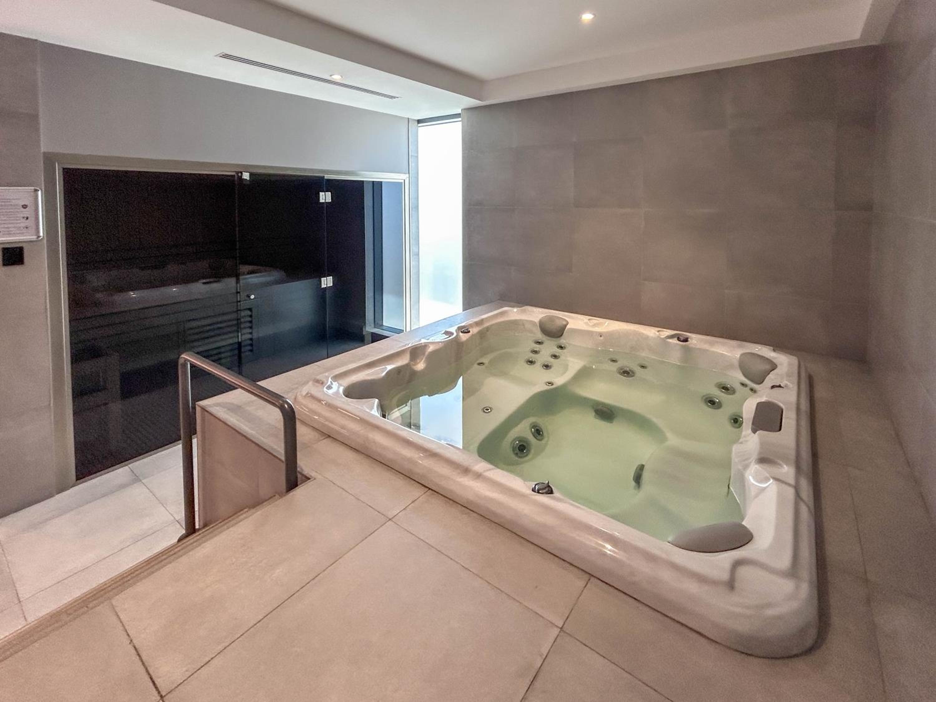 Comfy 1BR w Cinema Room Business Centre Pool Table and Sauna