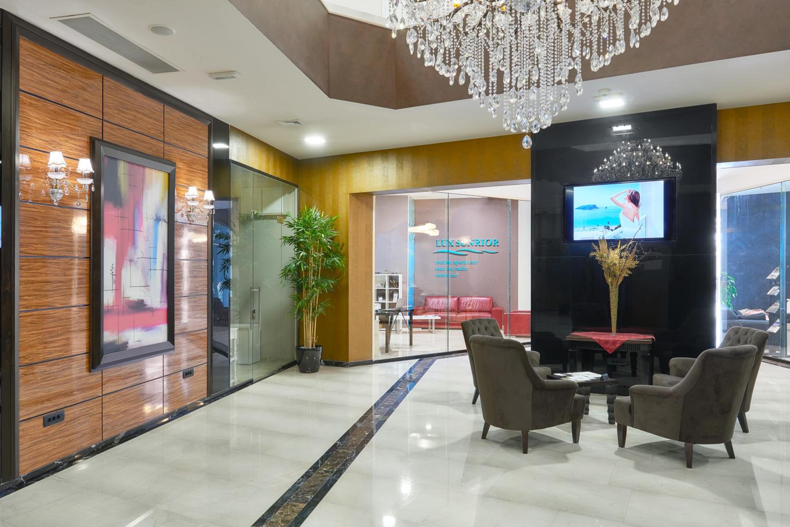 Lux Apartments Sunrior view 2