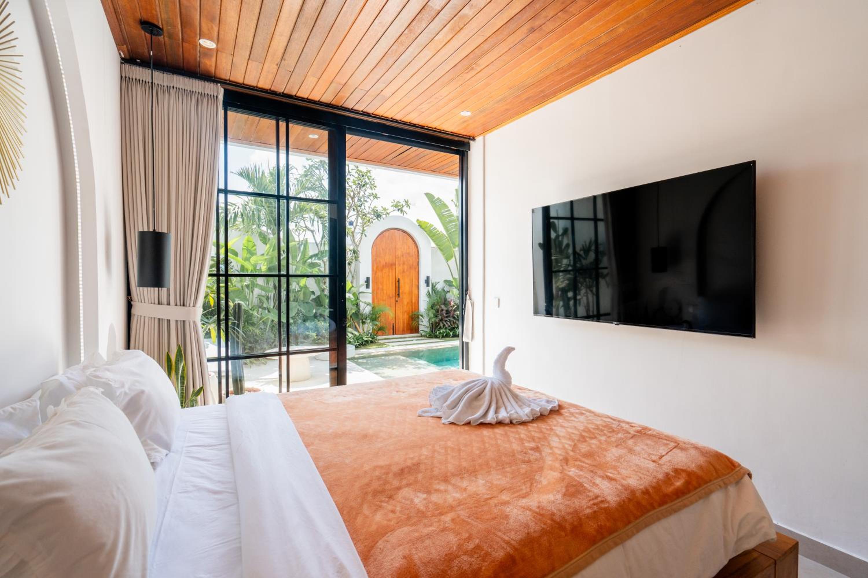The Ultimate Villa - 8BR in Canggu Cook Included