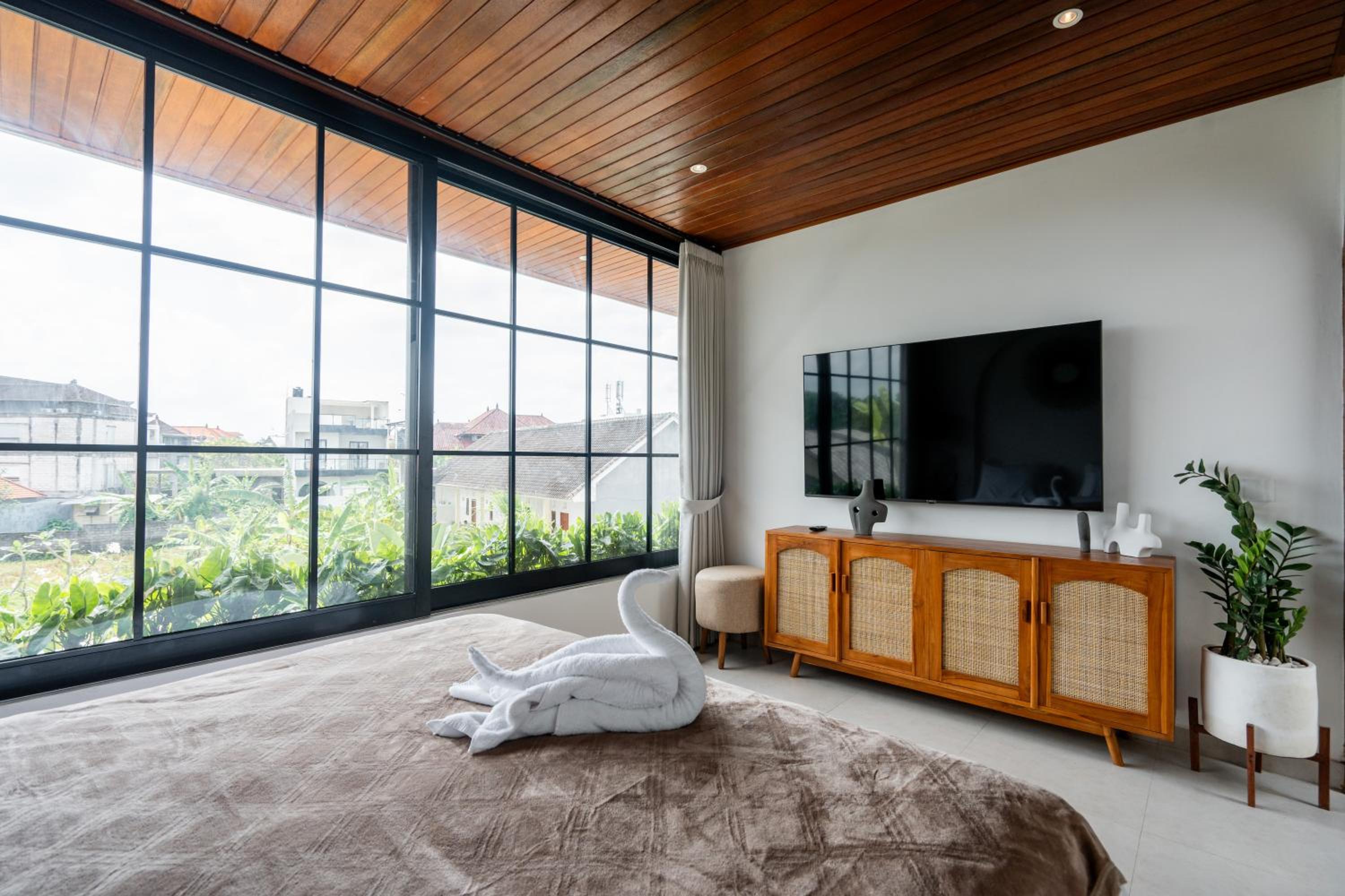 The Ultimate Villa - 8BR in Canggu Cook Included