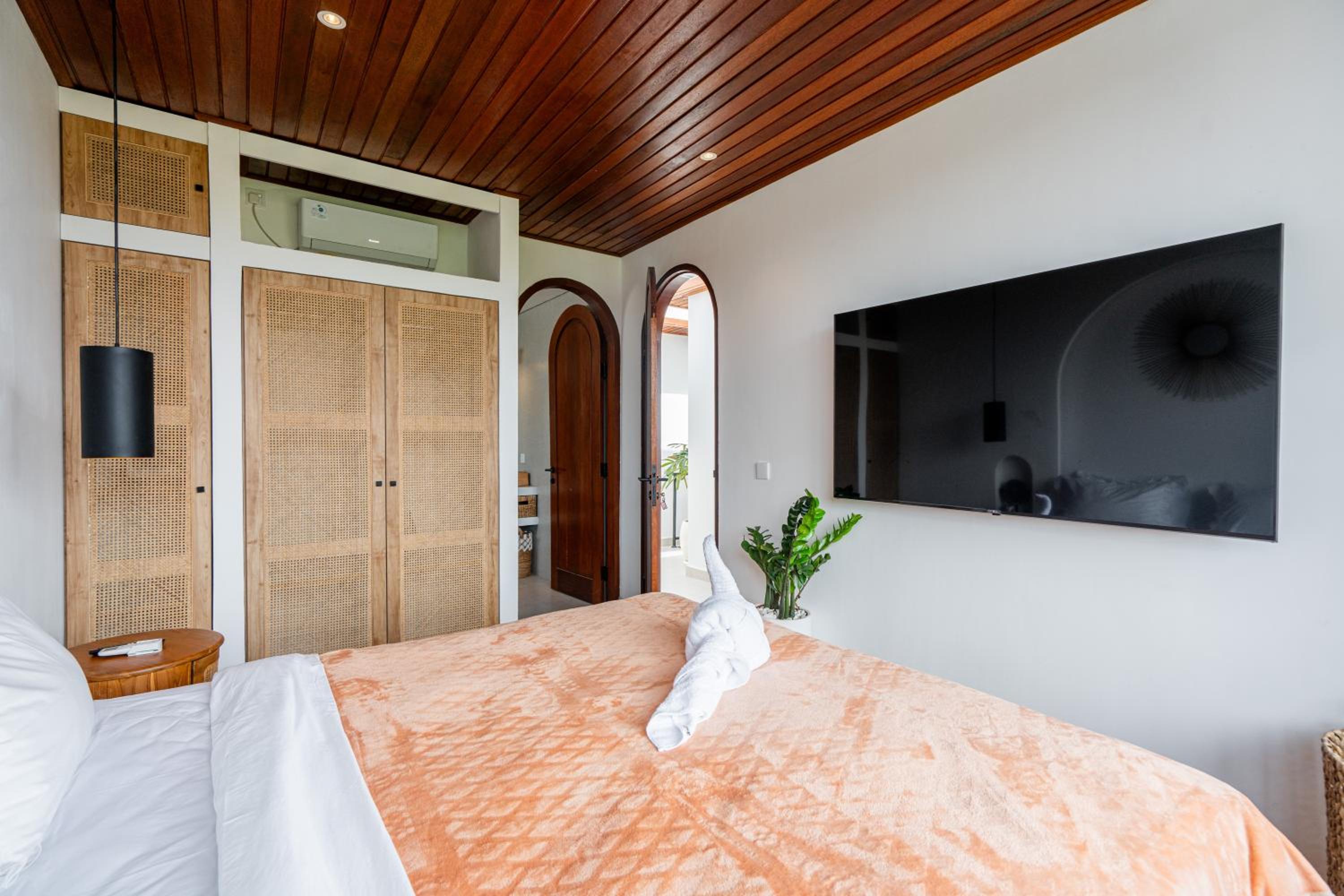 The Ultimate Villa - 8BR in Canggu Cook Included