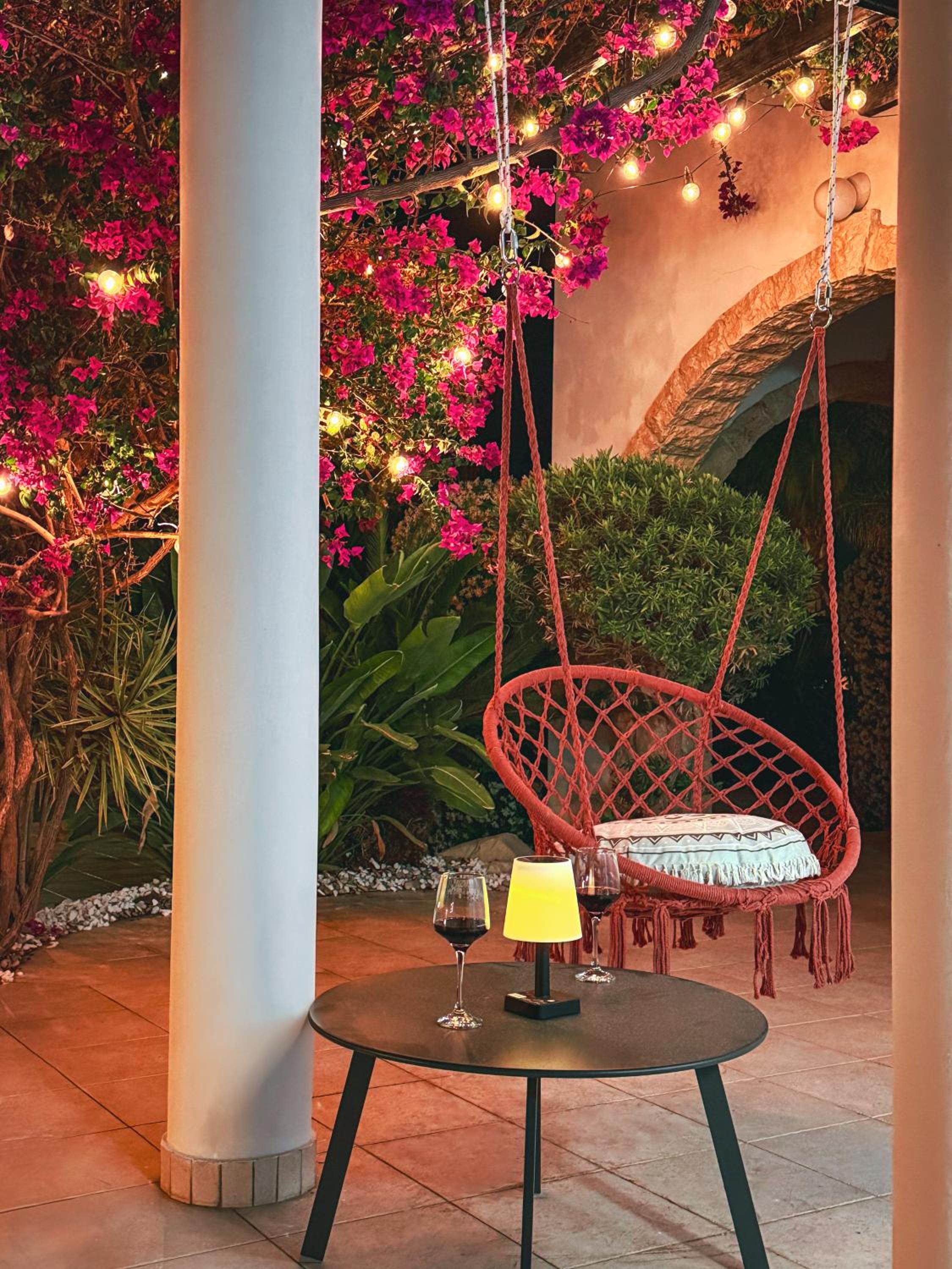 Sunny Villa with Hot Tub, Garden and 2 Bedrooms, 5 Minutes to the Beach