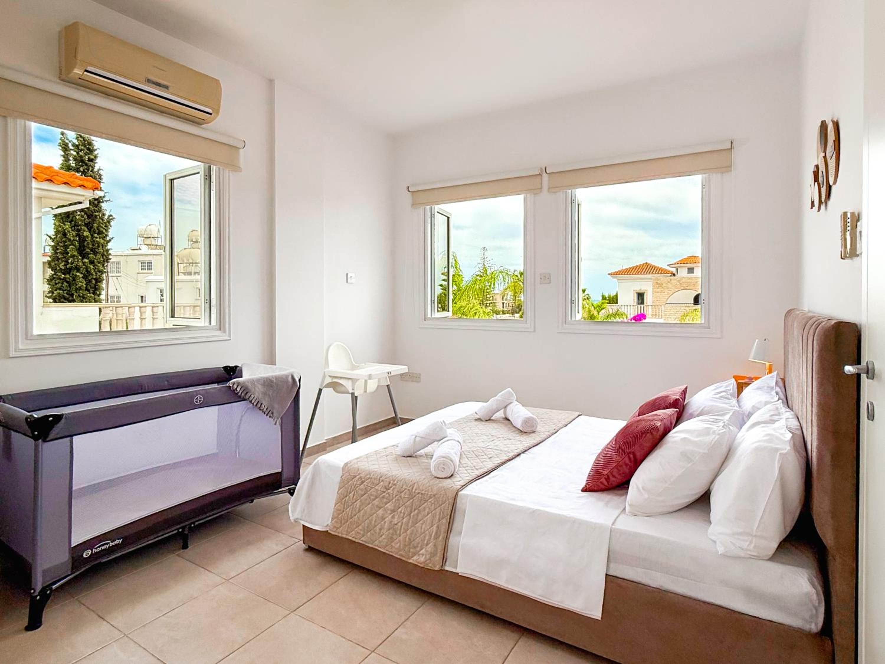 Sunny Villa with Hot Tub, Garden and 2 Bedrooms, 5 Minutes to the Beach