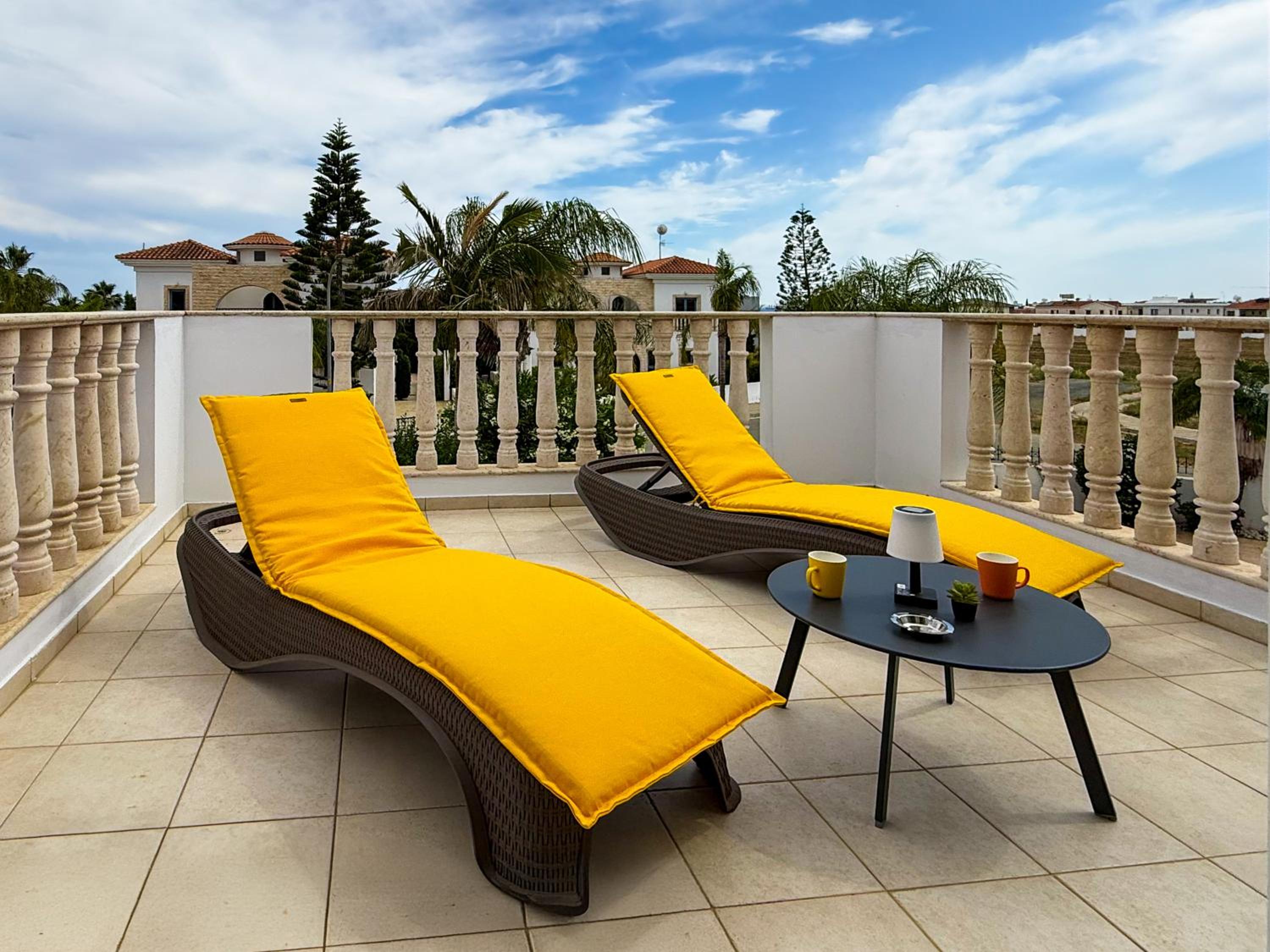 Sunny Villa with Hot Tub, Garden and 2 Bedrooms, 5 Minutes to the Beach
