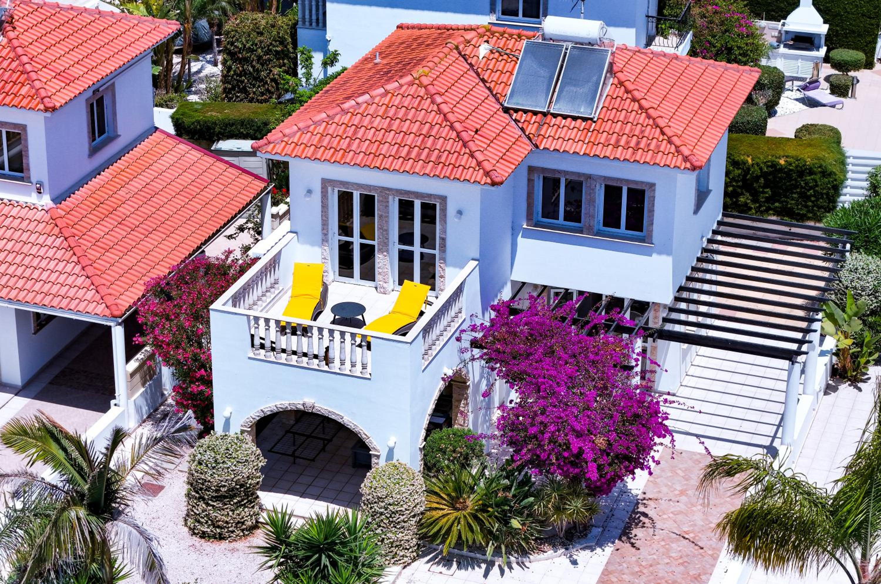 Sunny Villa with Hot Tub, Garden and 2 Bedrooms, 5 Minutes to the Beach