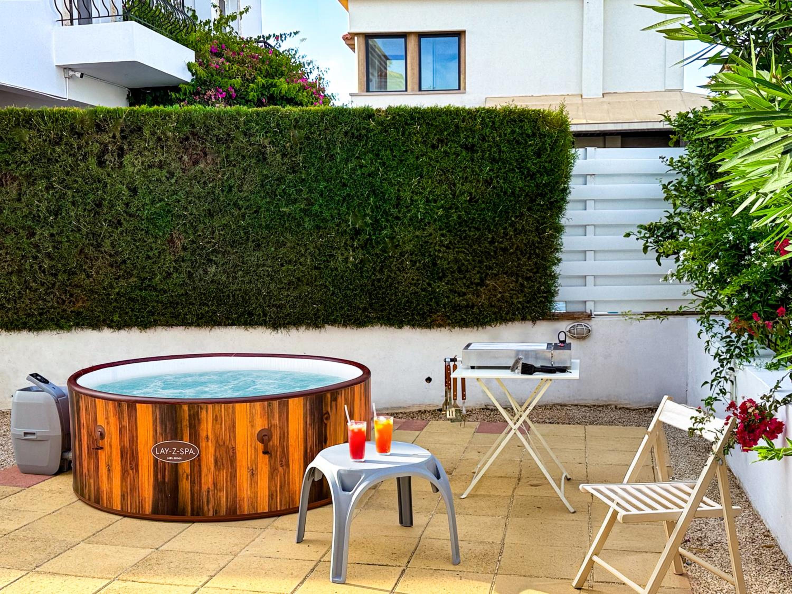 Sunny Villa with Hot Tub, Garden and 2 Bedrooms, 5 Minutes to the Beach