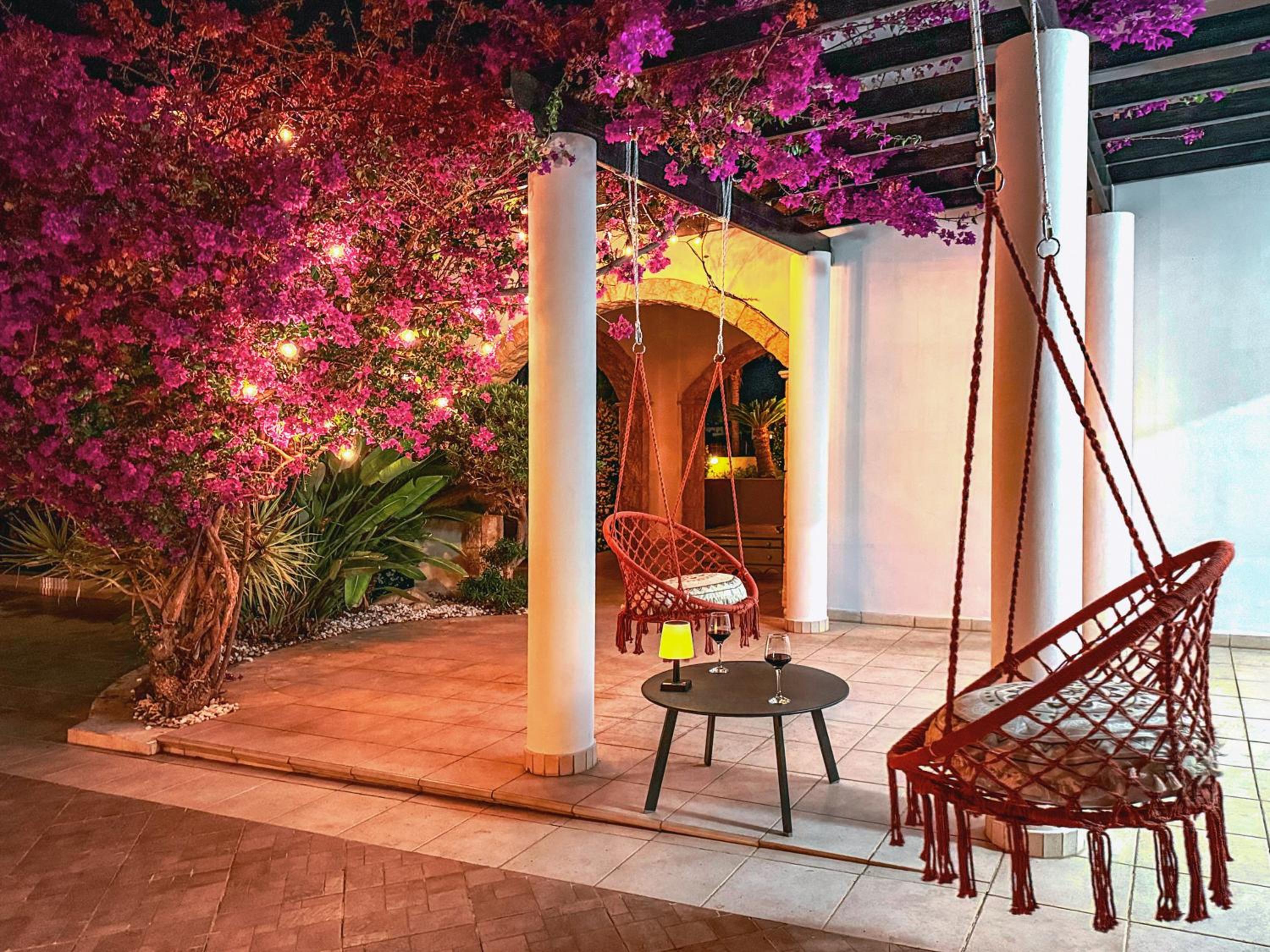 Sunny Villa with Hot Tub, Garden and 2 Bedrooms, 5 Minutes to the Beach