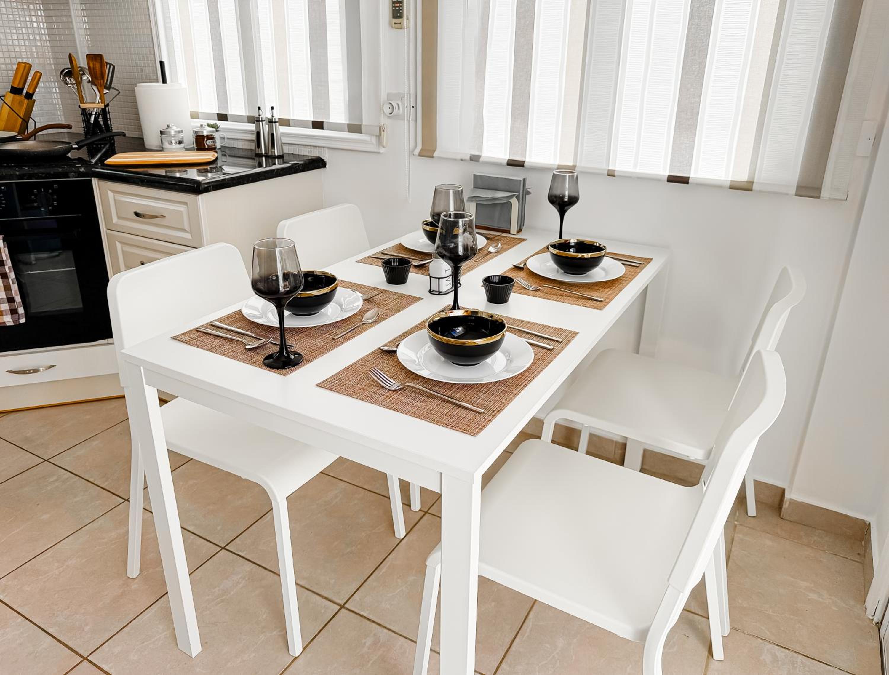 Sunny Villa with Hot Tub, Garden and 2 Bedrooms, 5 Minutes to the Beach