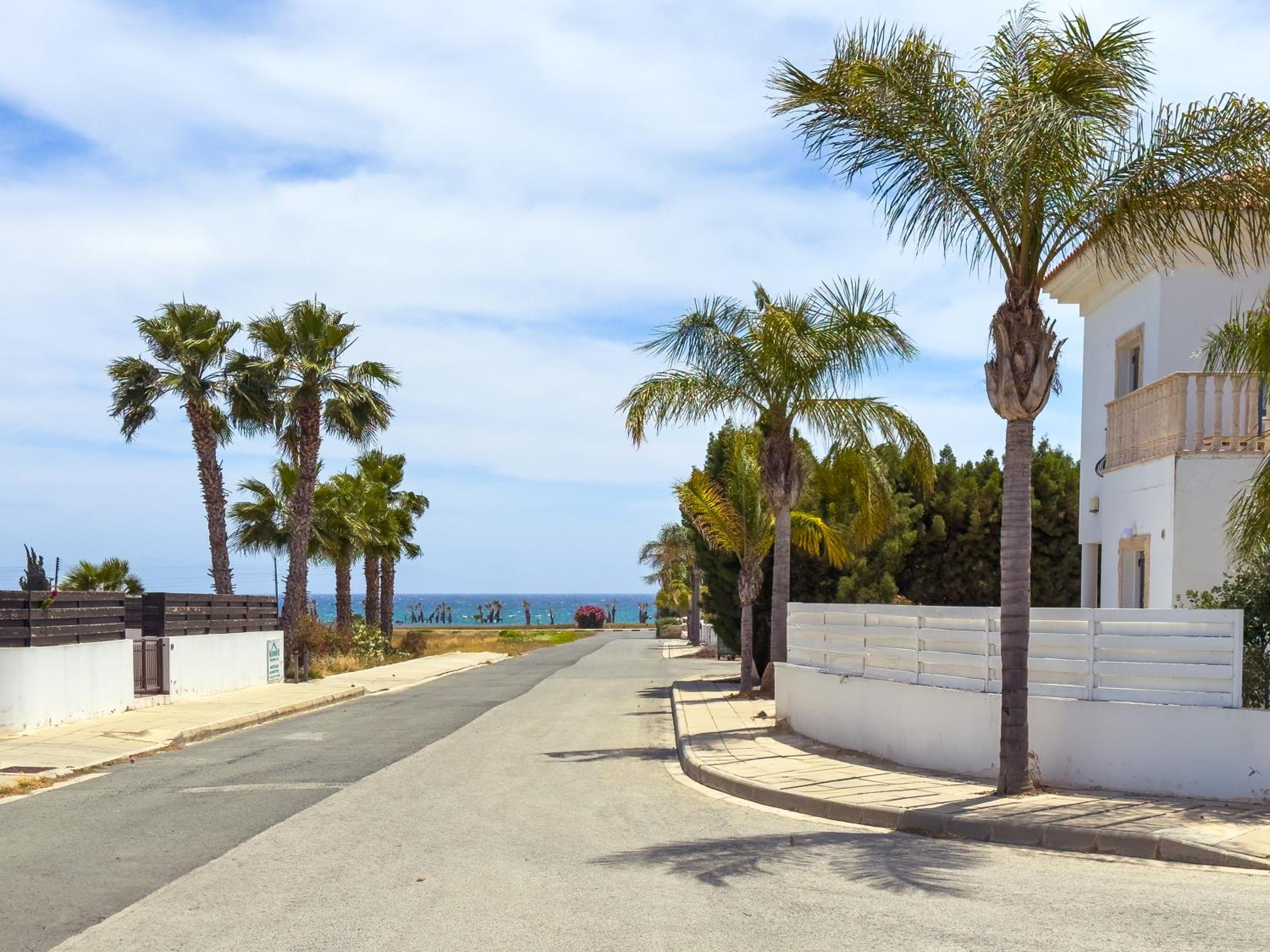 Sunny Villa with Hot Tub, Garden and 2 Bedrooms, 5 Minutes to the Beach