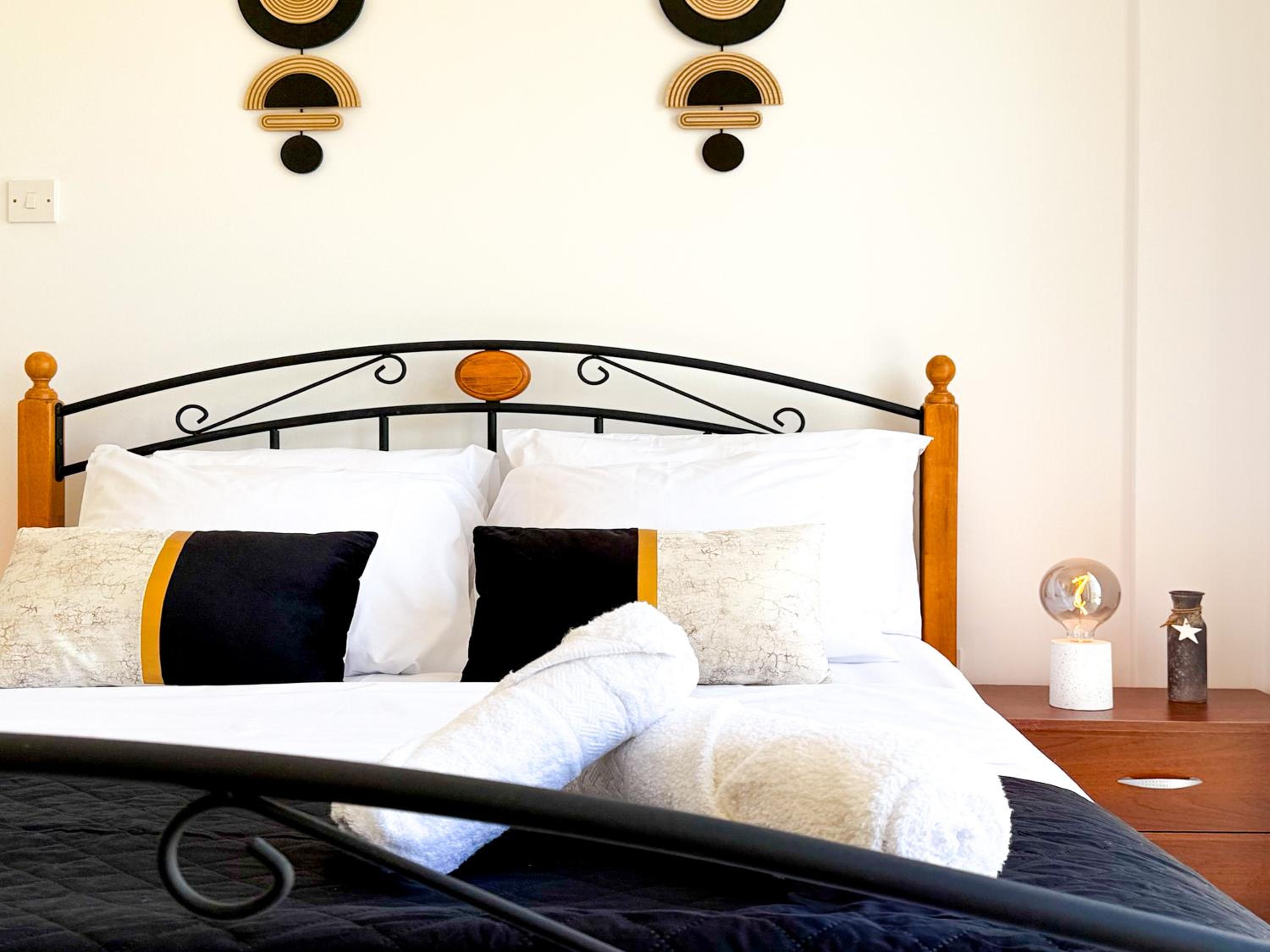 Sunny Villa with Hot Tub, Garden and 2 Bedrooms, 5 Minutes to the Beach