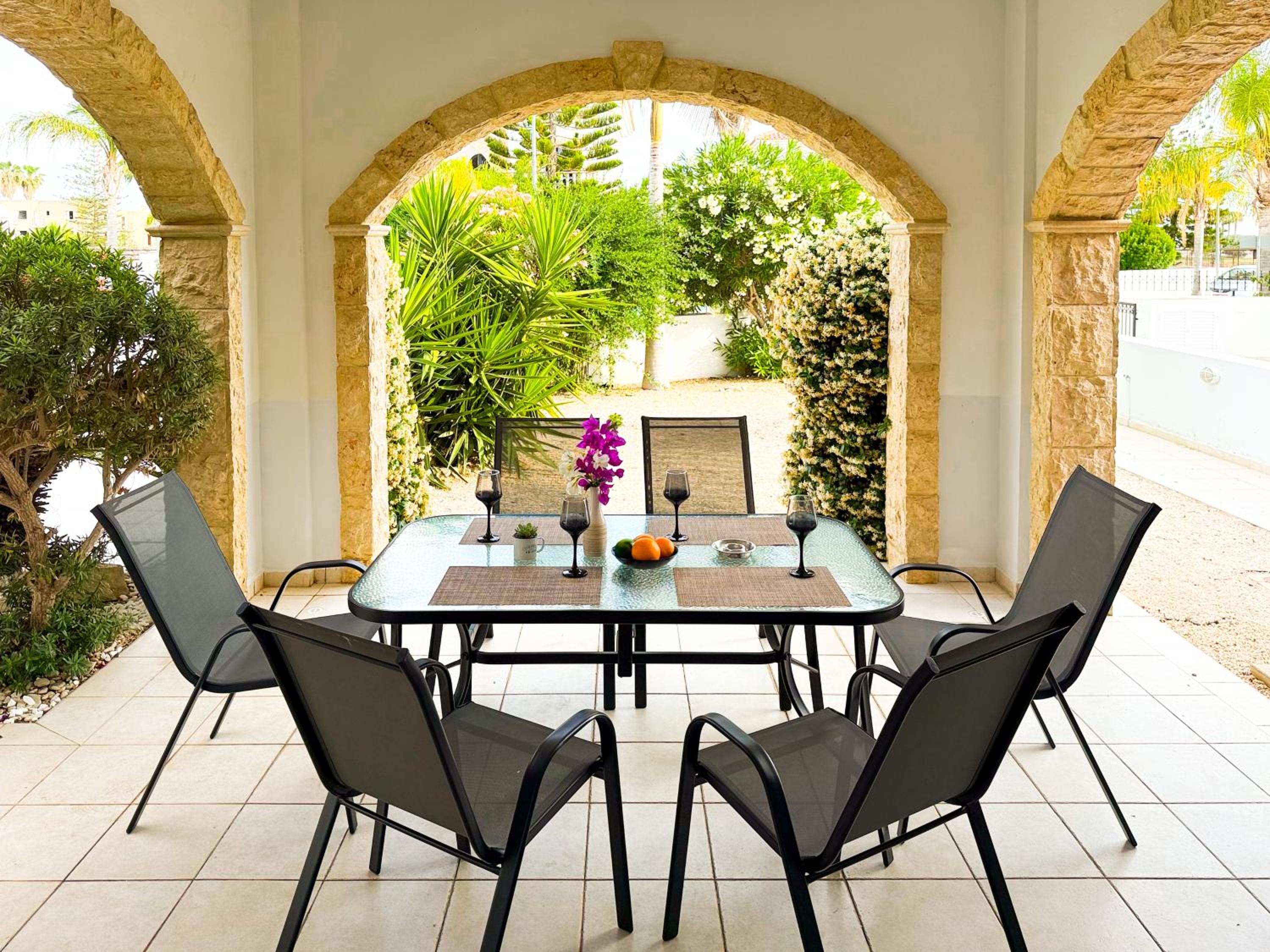 Sunny Villa with Hot Tub, Garden and 2 Bedrooms, 5 Minutes to the Beach