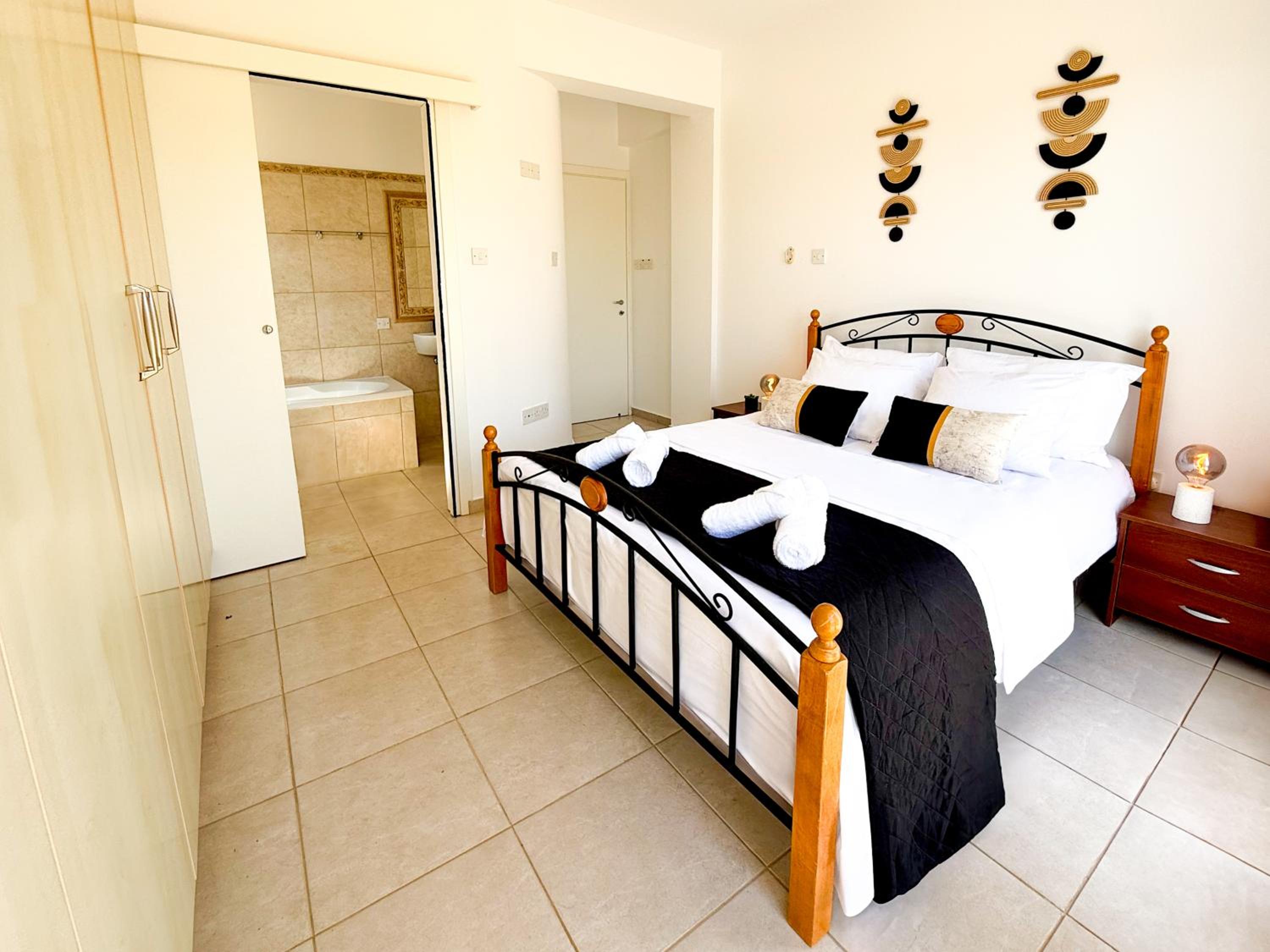 Sunny Villa with Hot Tub, Garden and 2 Bedrooms, 5 Minutes to the Beach