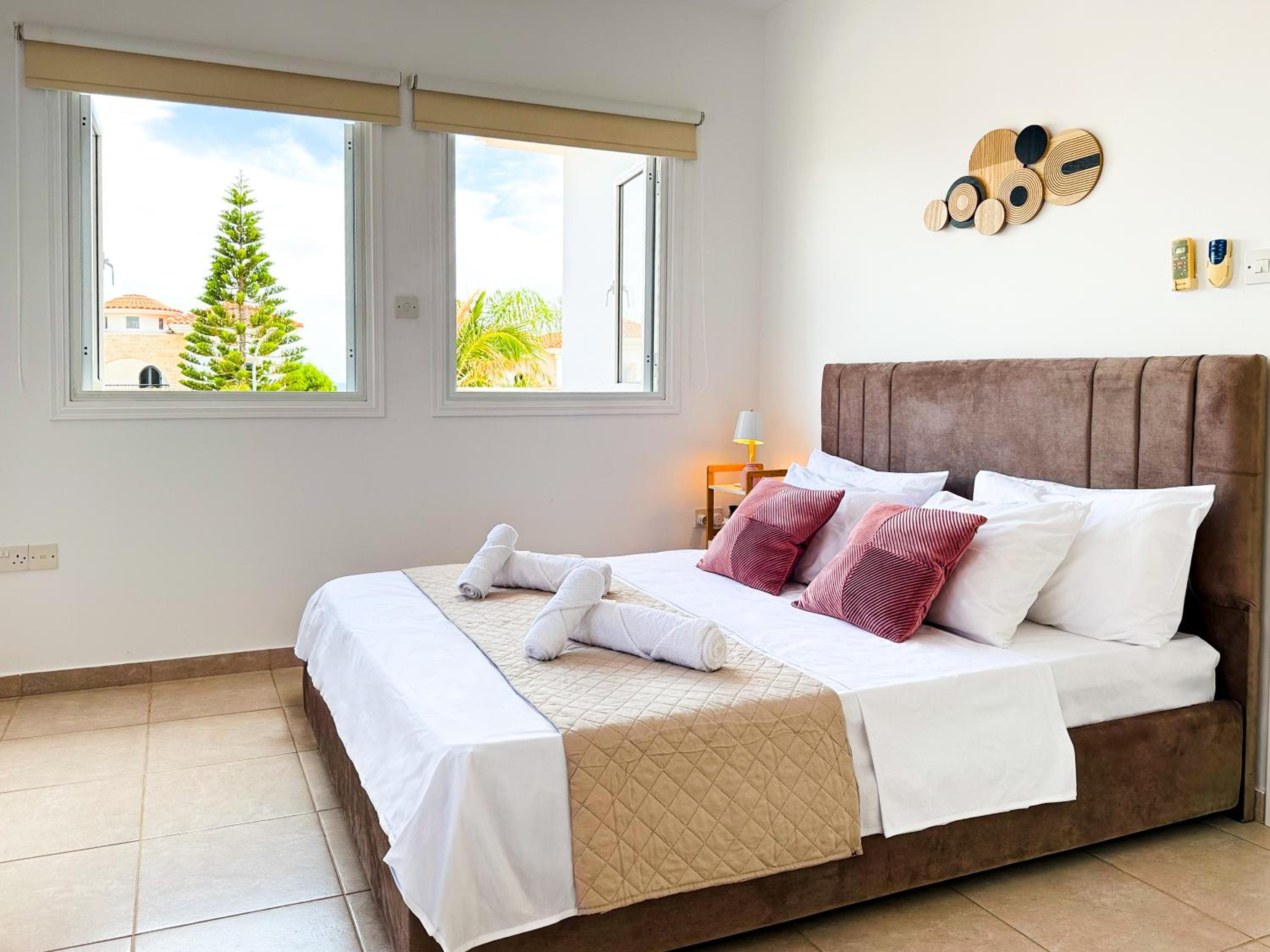 Sunny Villa with Hot Tub, Garden and 2 Bedrooms, 5 Minutes to the Beach