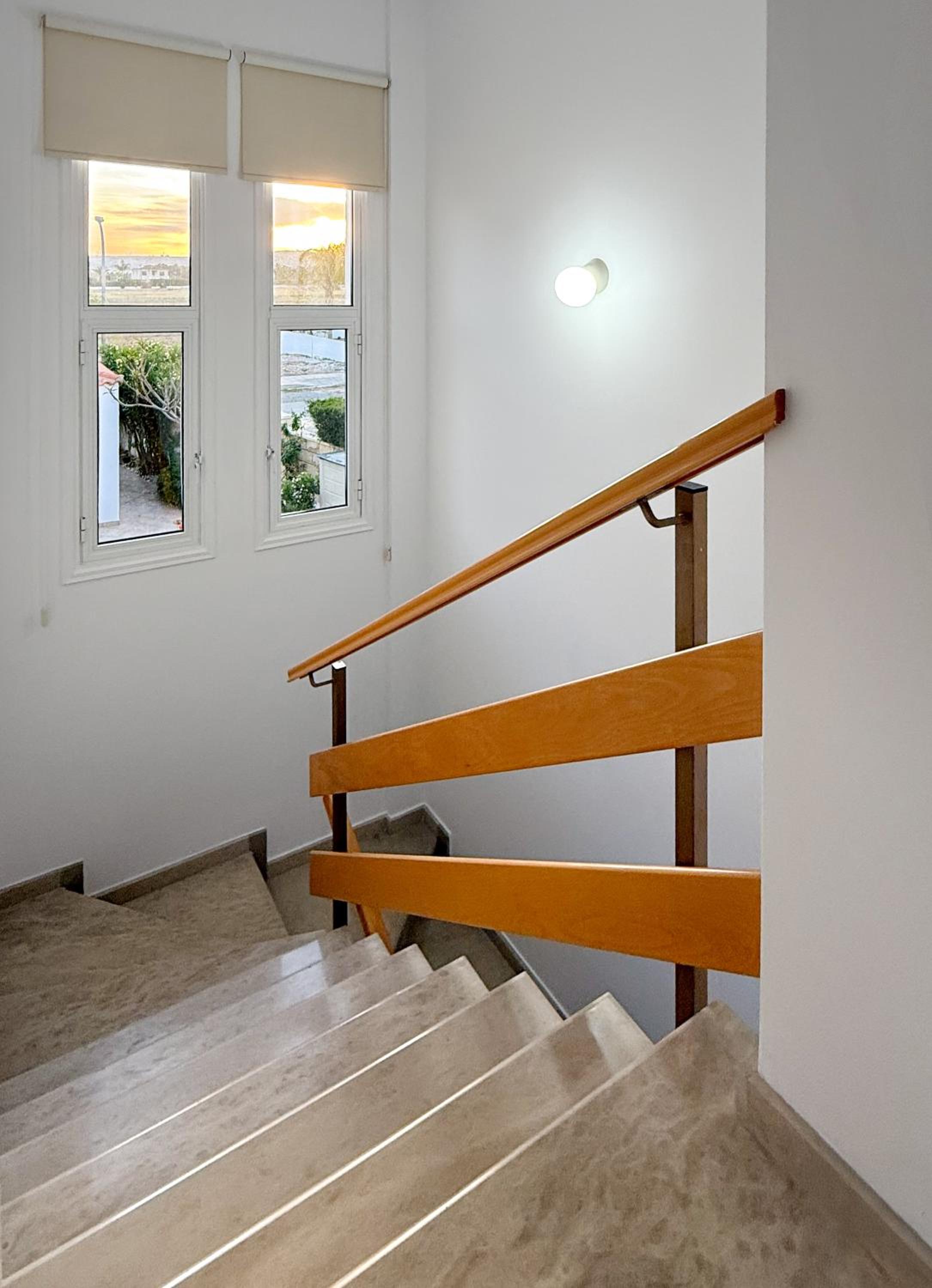 Sunny Villa with Hot Tub, Garden and 2 Bedrooms, 5 Minutes to the Beach