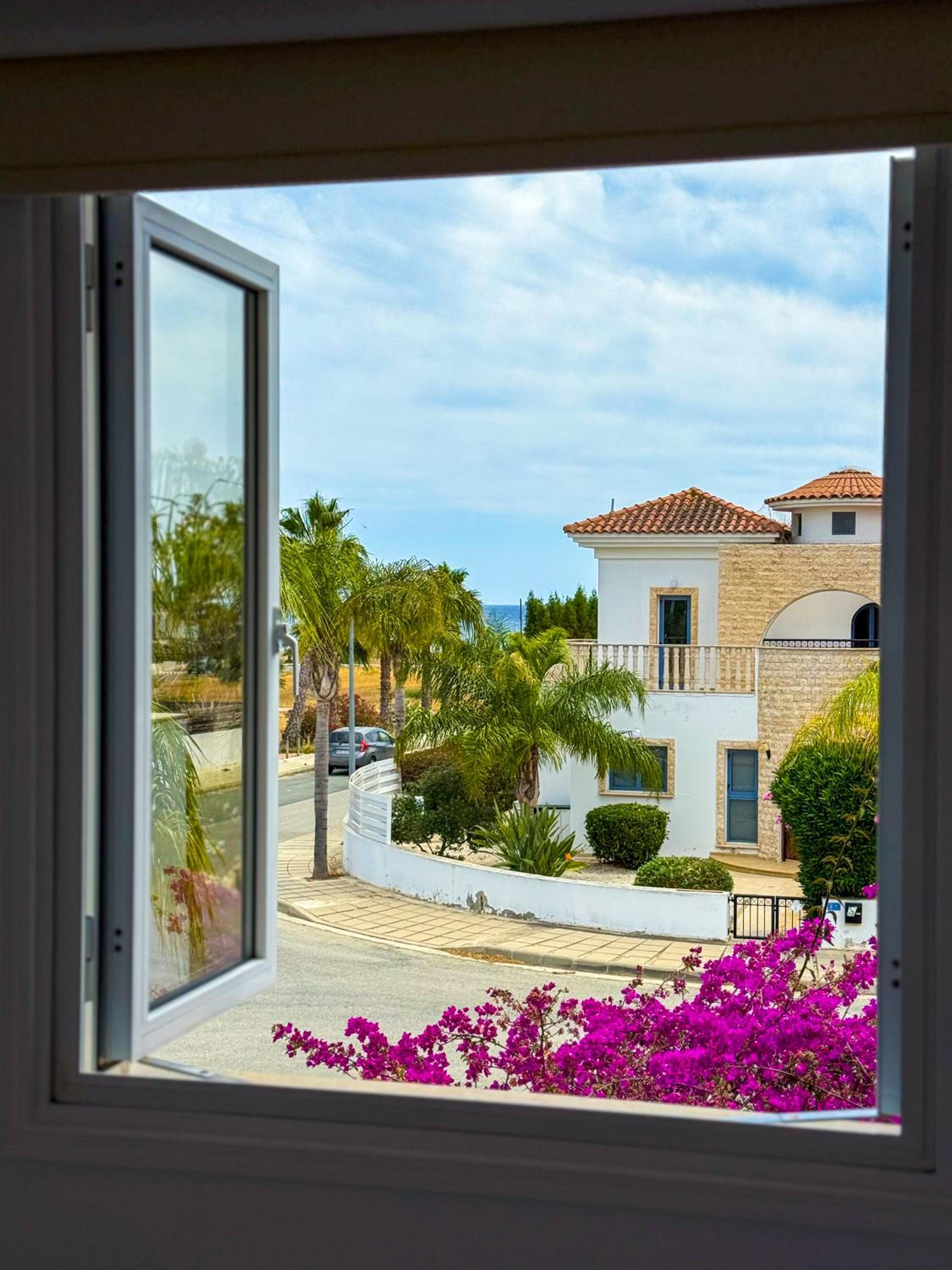 Sunny Villa with Hot Tub, Garden and 2 Bedrooms, 5 Minutes to the Beach