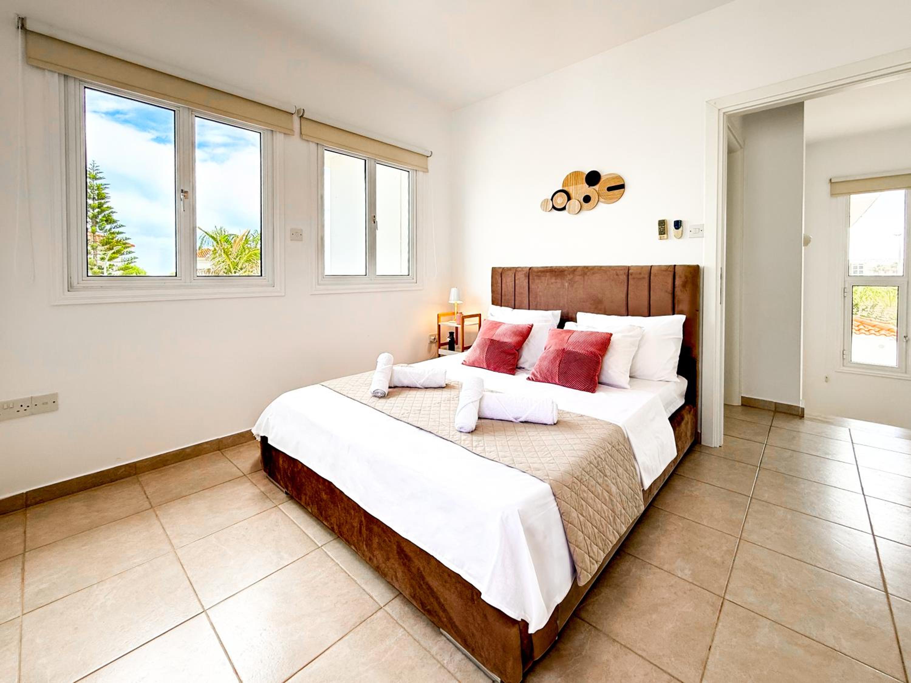 Sunny Villa with Hot Tub, Garden and 2 Bedrooms, 5 Minutes to the Beach