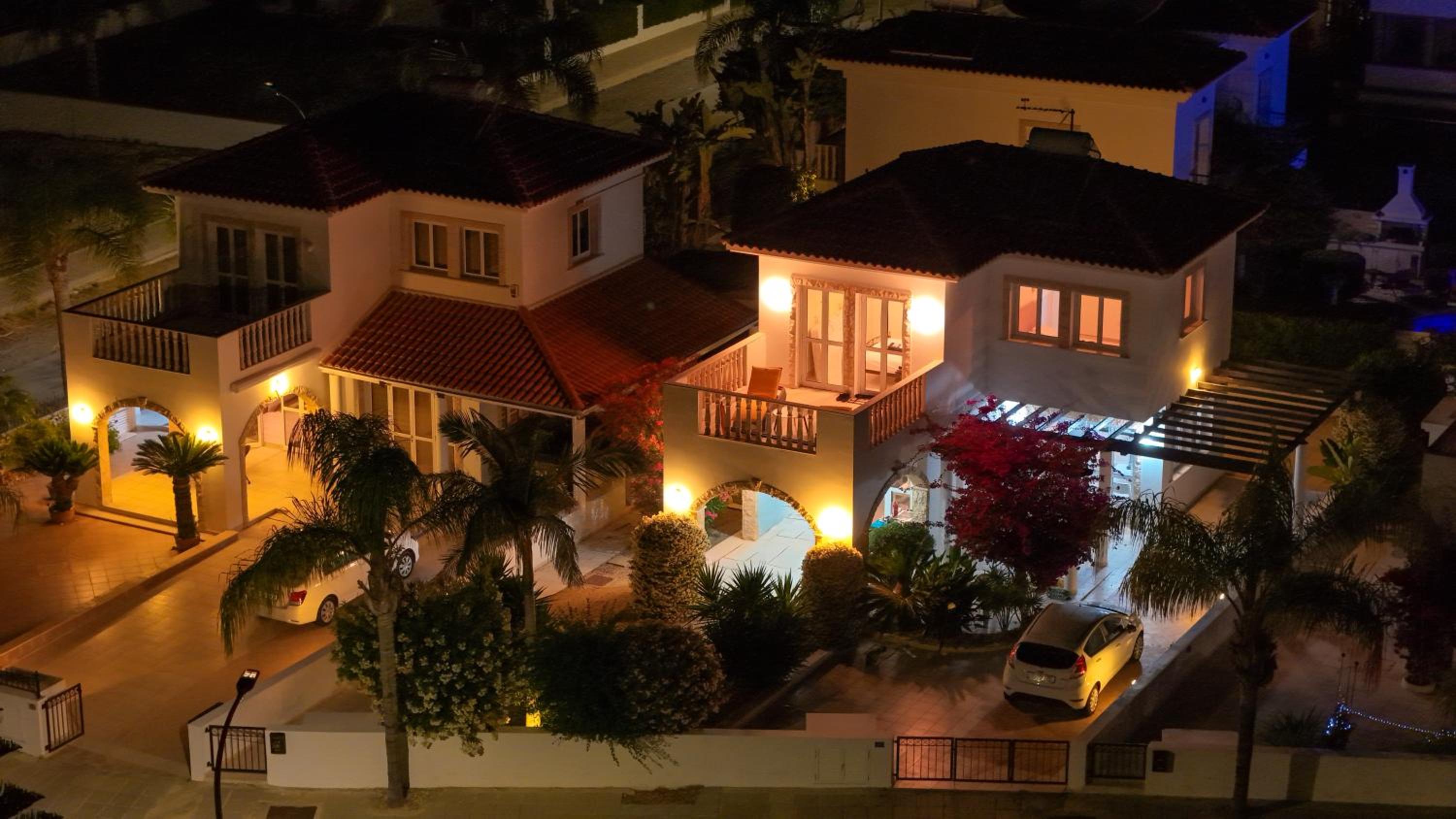 Sunny Villa with Hot Tub, Garden and 2 Bedrooms, 5 Minutes to the Beach