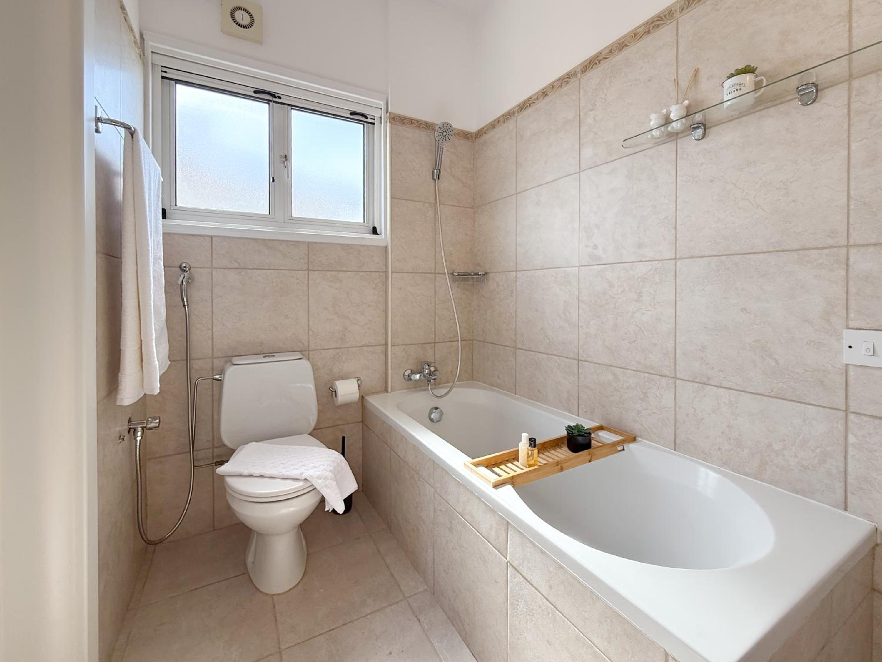 Sunny Villa with Hot Tub, Garden and 2 Bedrooms, 5 Minutes to the Beach