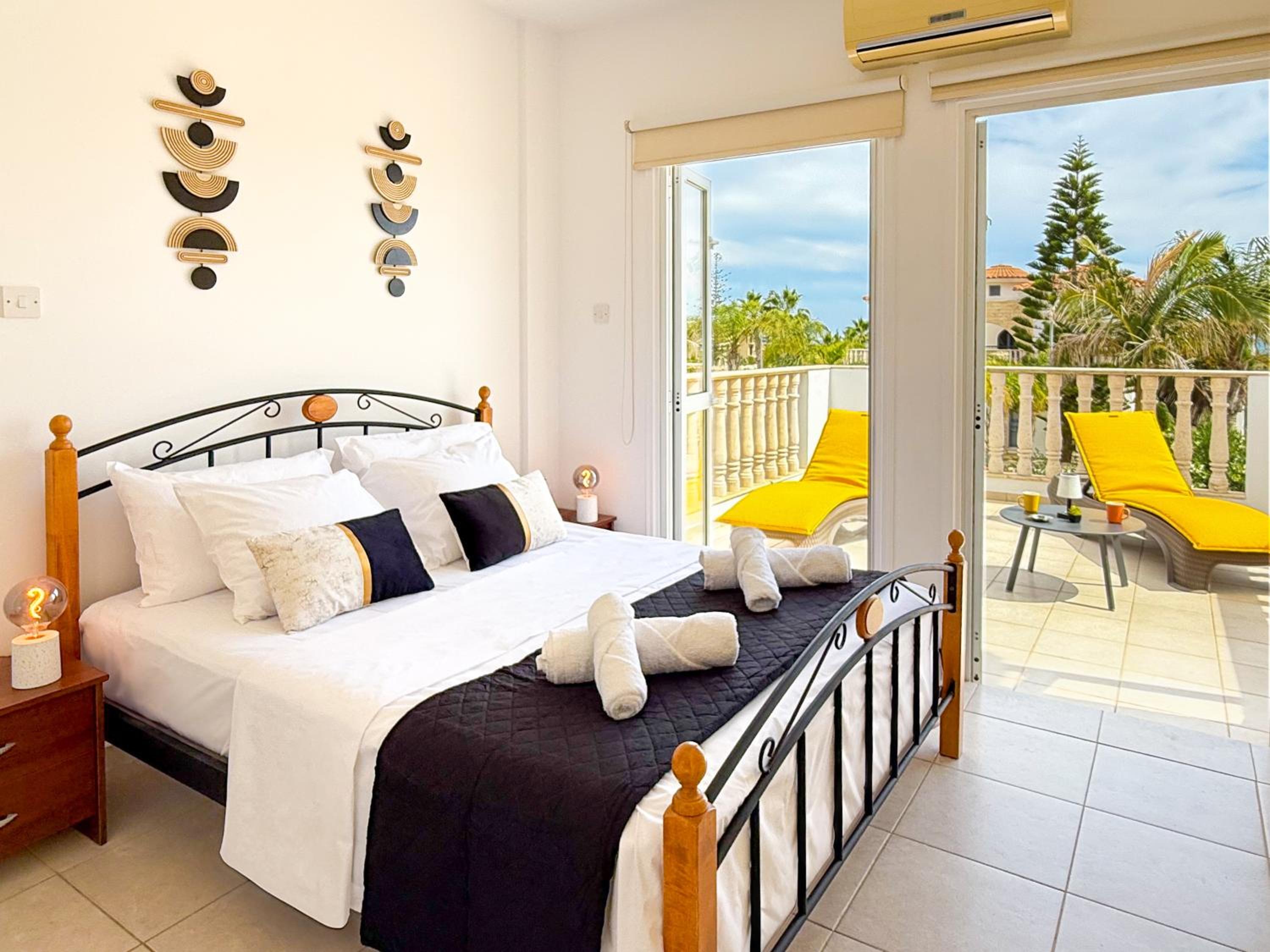 Sunny Villa with Hot Tub, Garden and 2 Bedrooms, 5 Minutes to the Beach