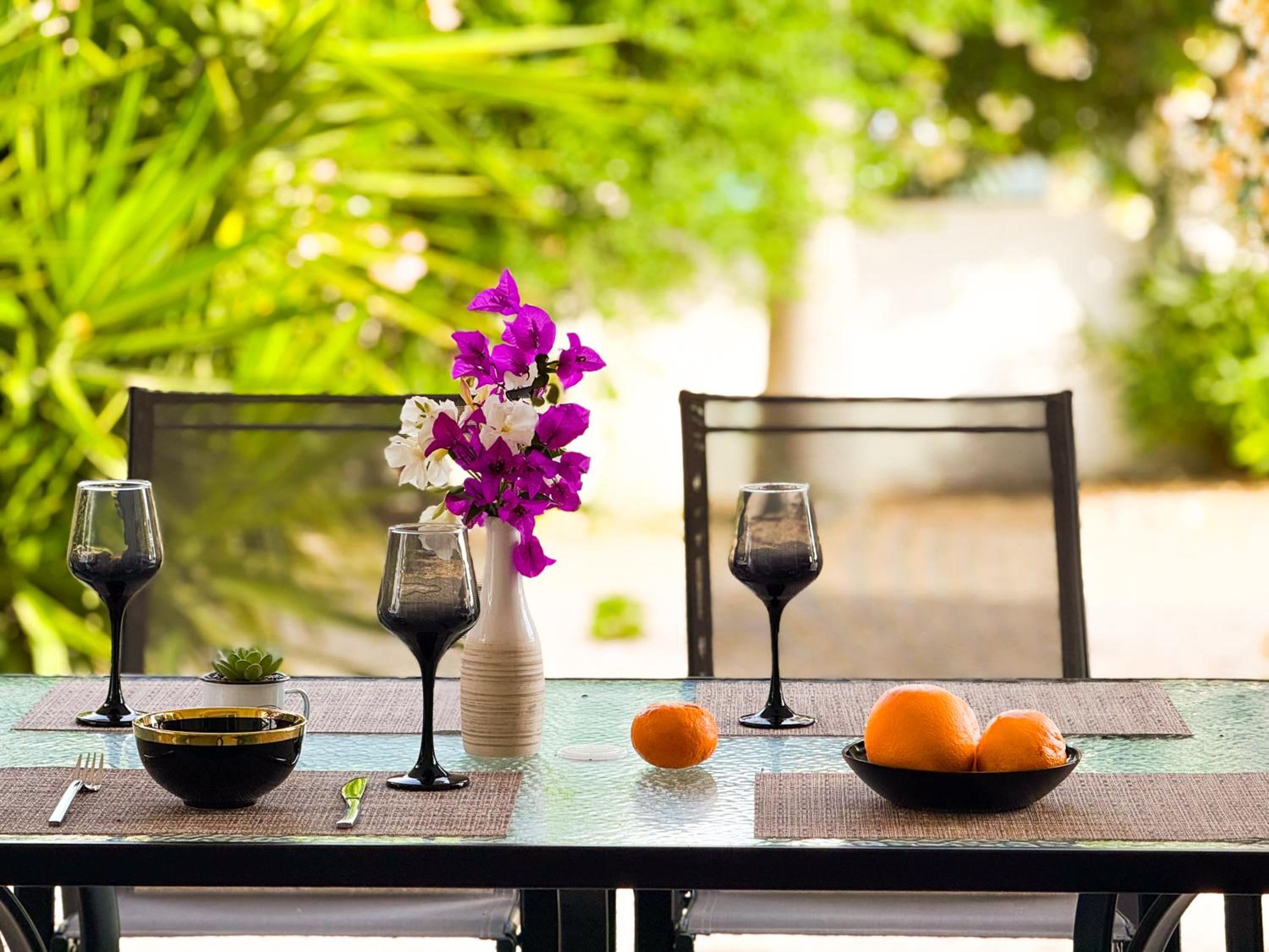 Sunny Villa with Hot Tub, Garden and 2 Bedrooms, 5 Minutes to the Beach