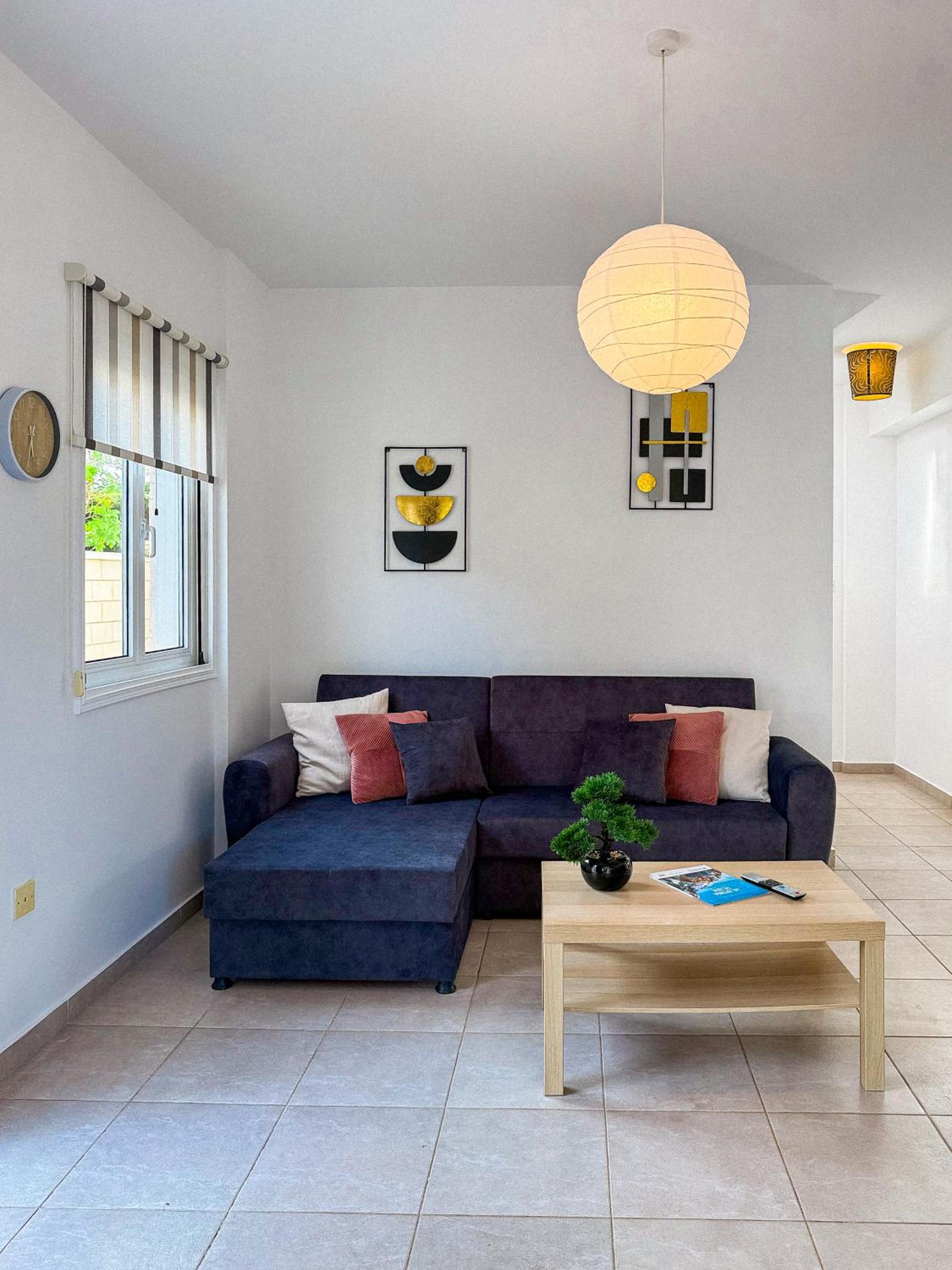 Sunny Villa with Hot Tub, Garden and 2 Bedrooms, 5 Minutes to the Beach