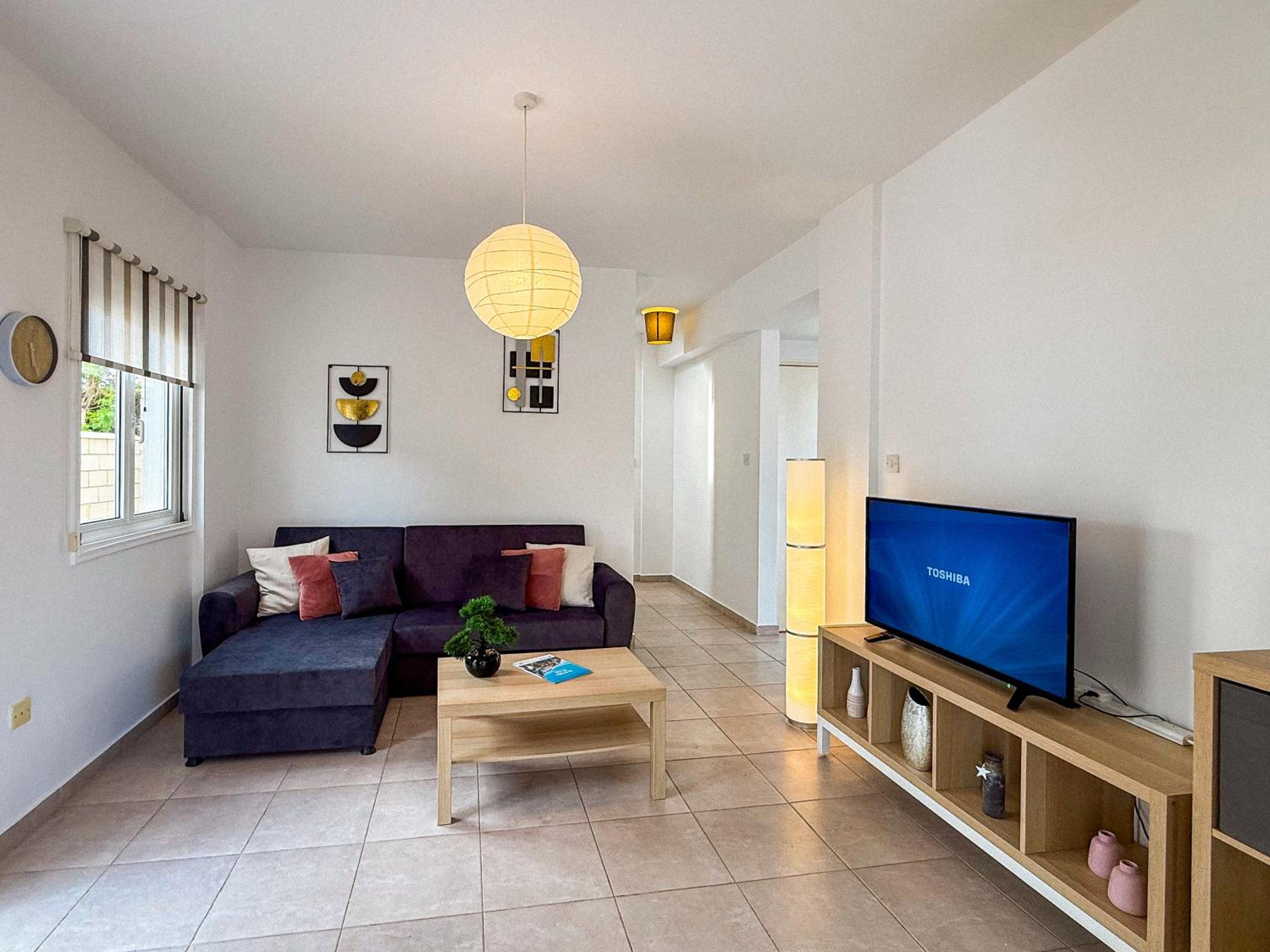 Sunny Villa with Hot Tub, Garden and 2 Bedrooms, 5 Minutes to the Beach