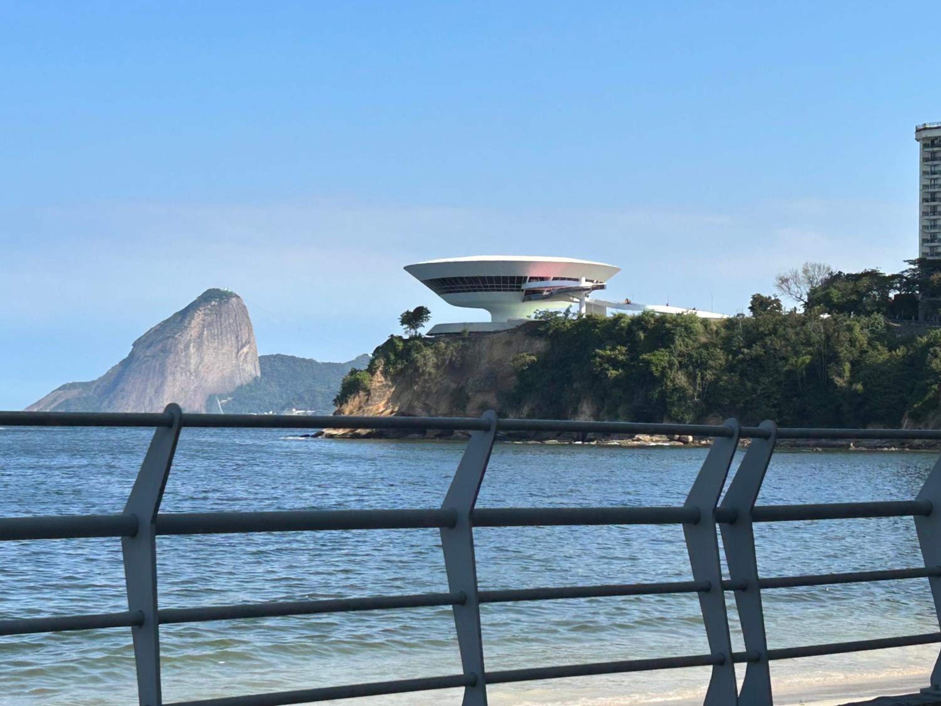 Uni Home 113 - COM ESTACIONAMENTO GRATUITO - Studio moderno e novo perto do MAC - Boa Viagem