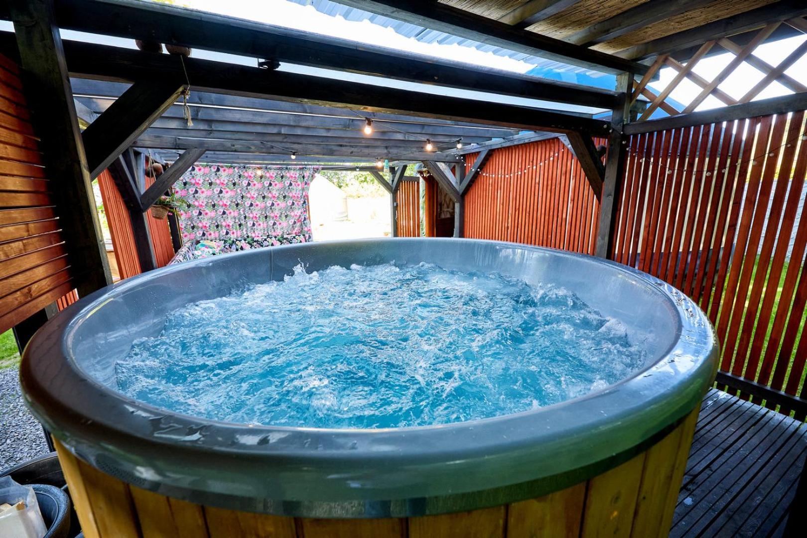 Aloha Glamp - Całoroczny glamping nad rzeką z prywatną balią - Stok narciarski, góry, lasy, sauna