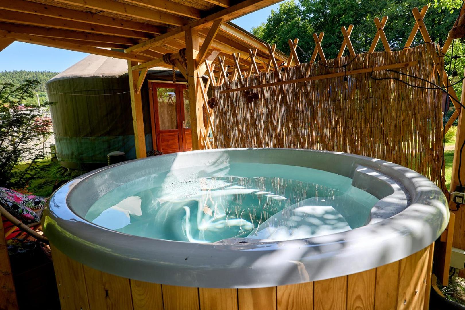 Aloha Glamp - Całoroczny glamping nad rzeką z prywatną balią - Stok narciarski, góry, lasy, sauna