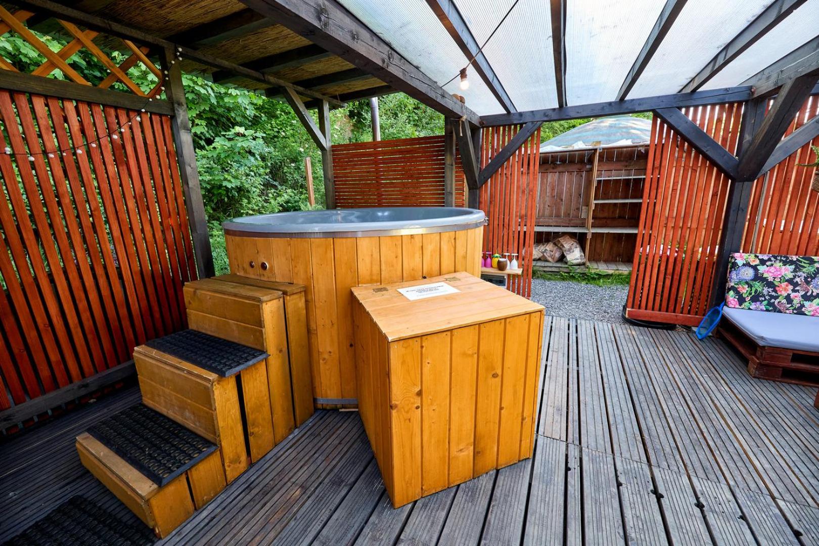 Aloha Glamp - Całoroczny glamping nad rzeką z prywatną balią - Stok narciarski, góry, lasy, sauna