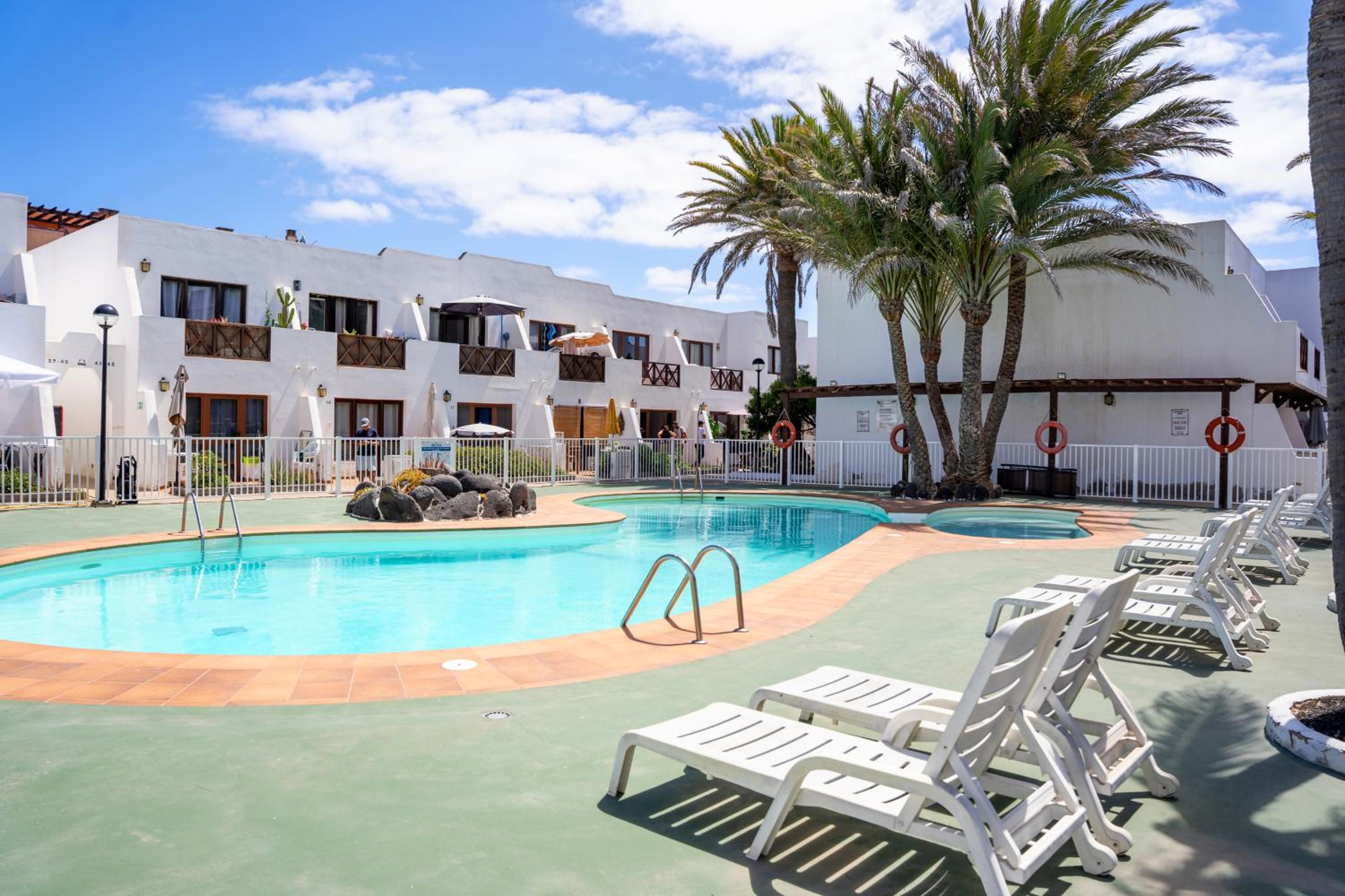 INEIKA- Apartamento con terraza vista piscina