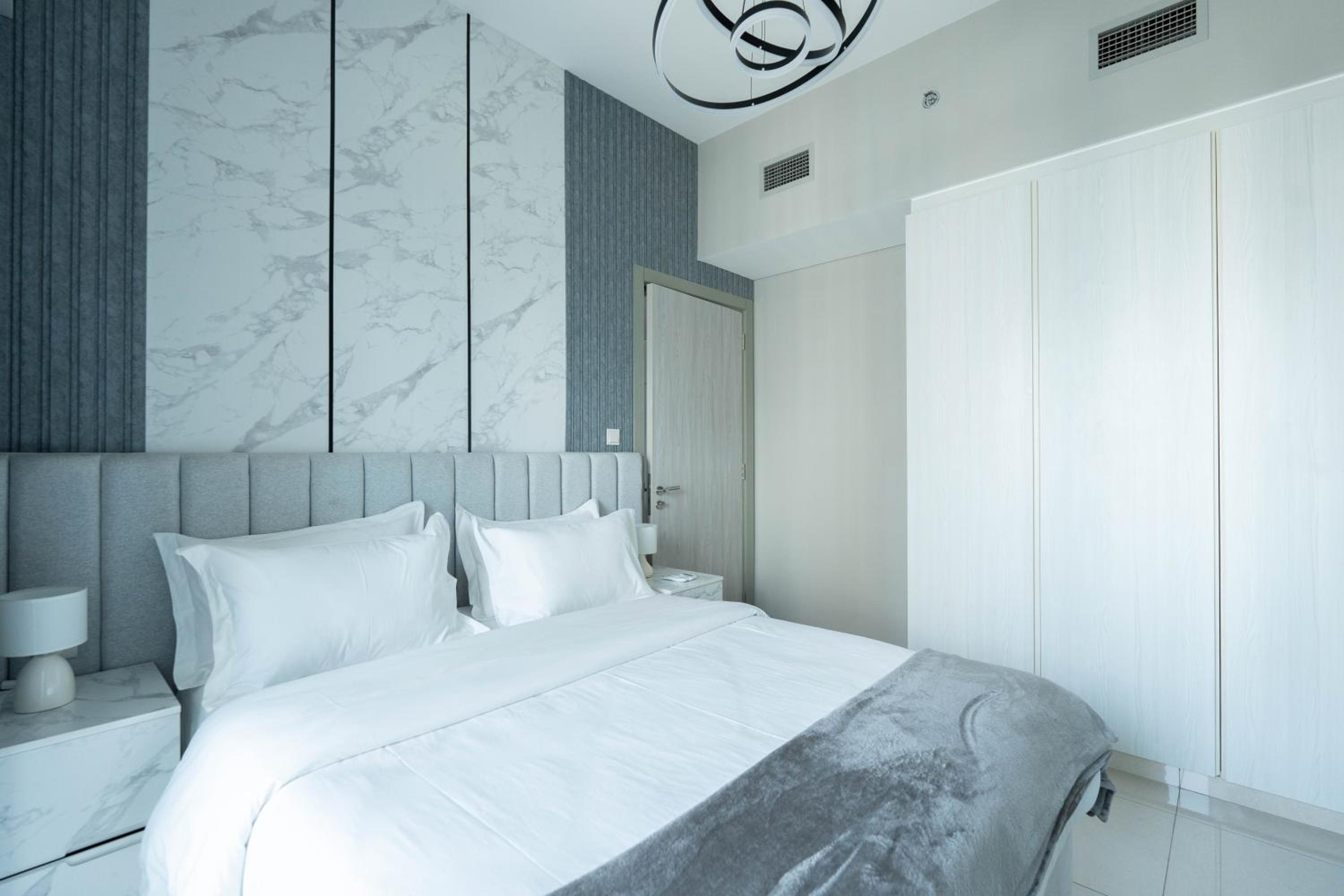 KeyRock Living - Dubai Skyline & Pool Access