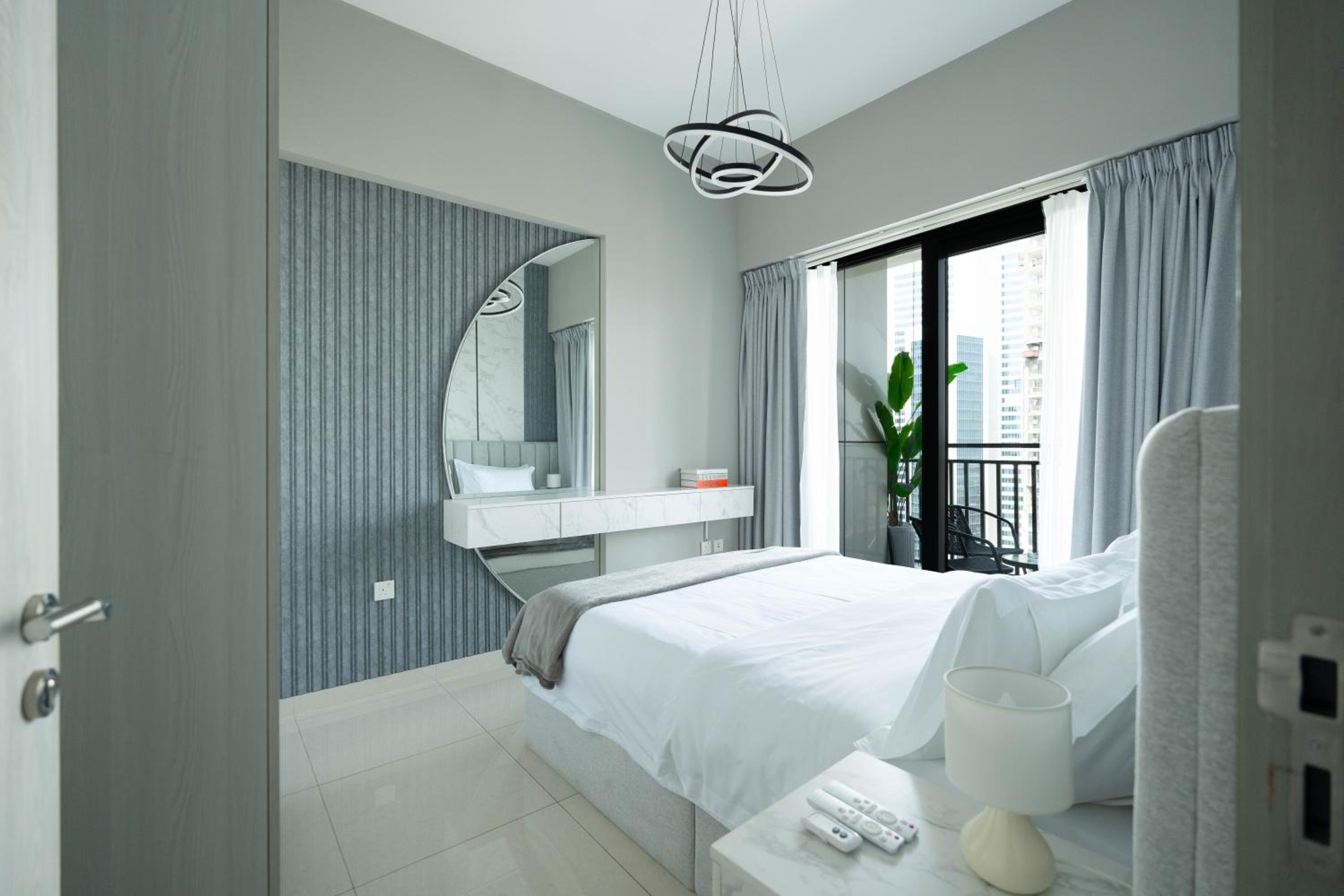KeyRock Living - Dubai Skyline & Pool Access