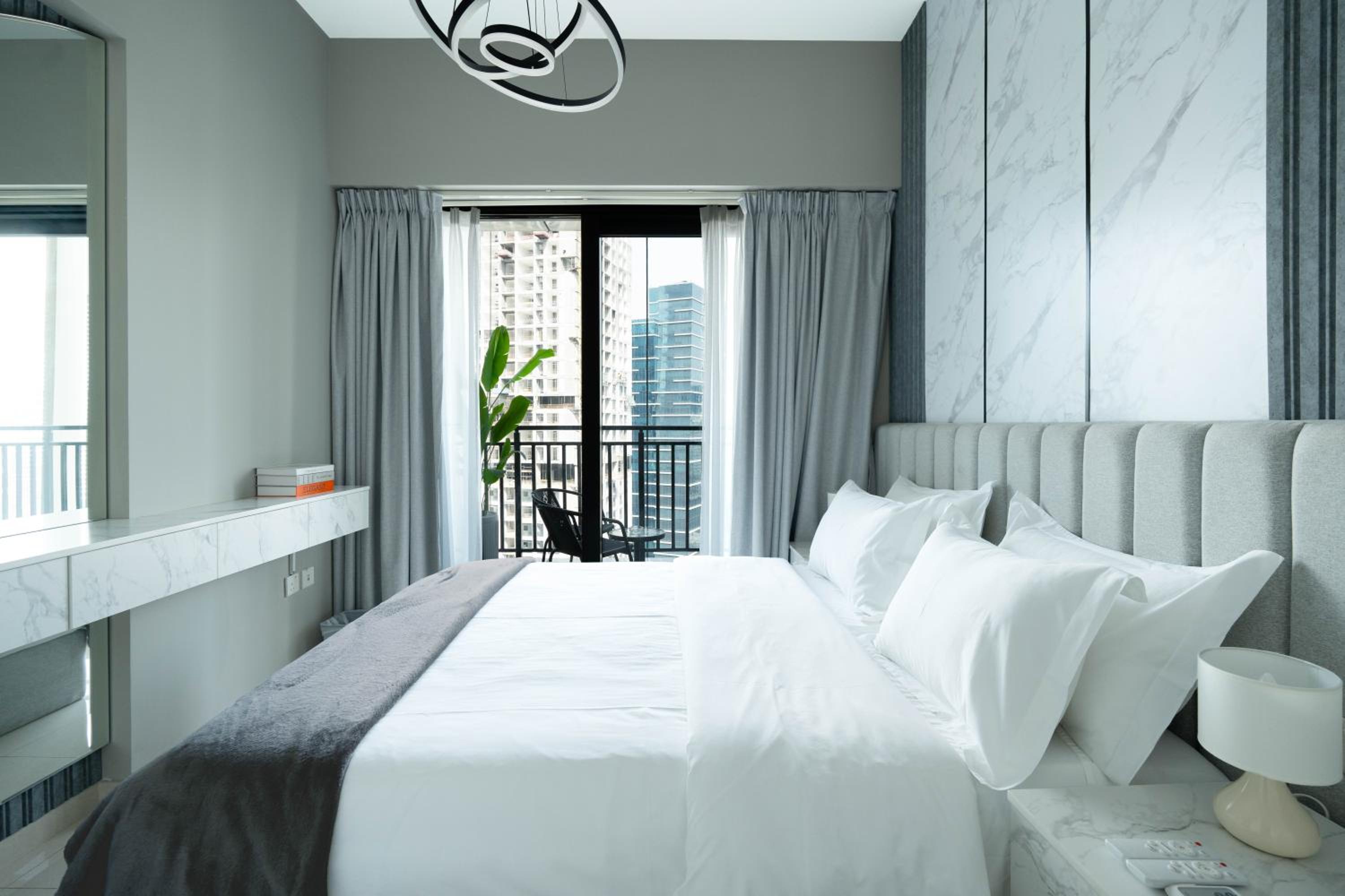 KeyRock Living - Dubai Skyline & Pool Access