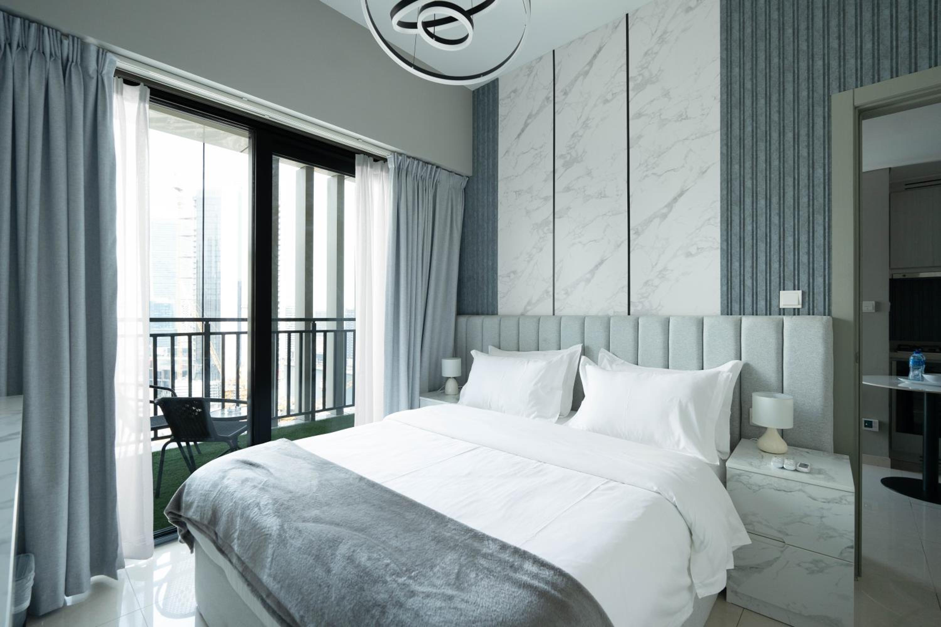 KeyRock Living - Dubai Skyline & Pool Access