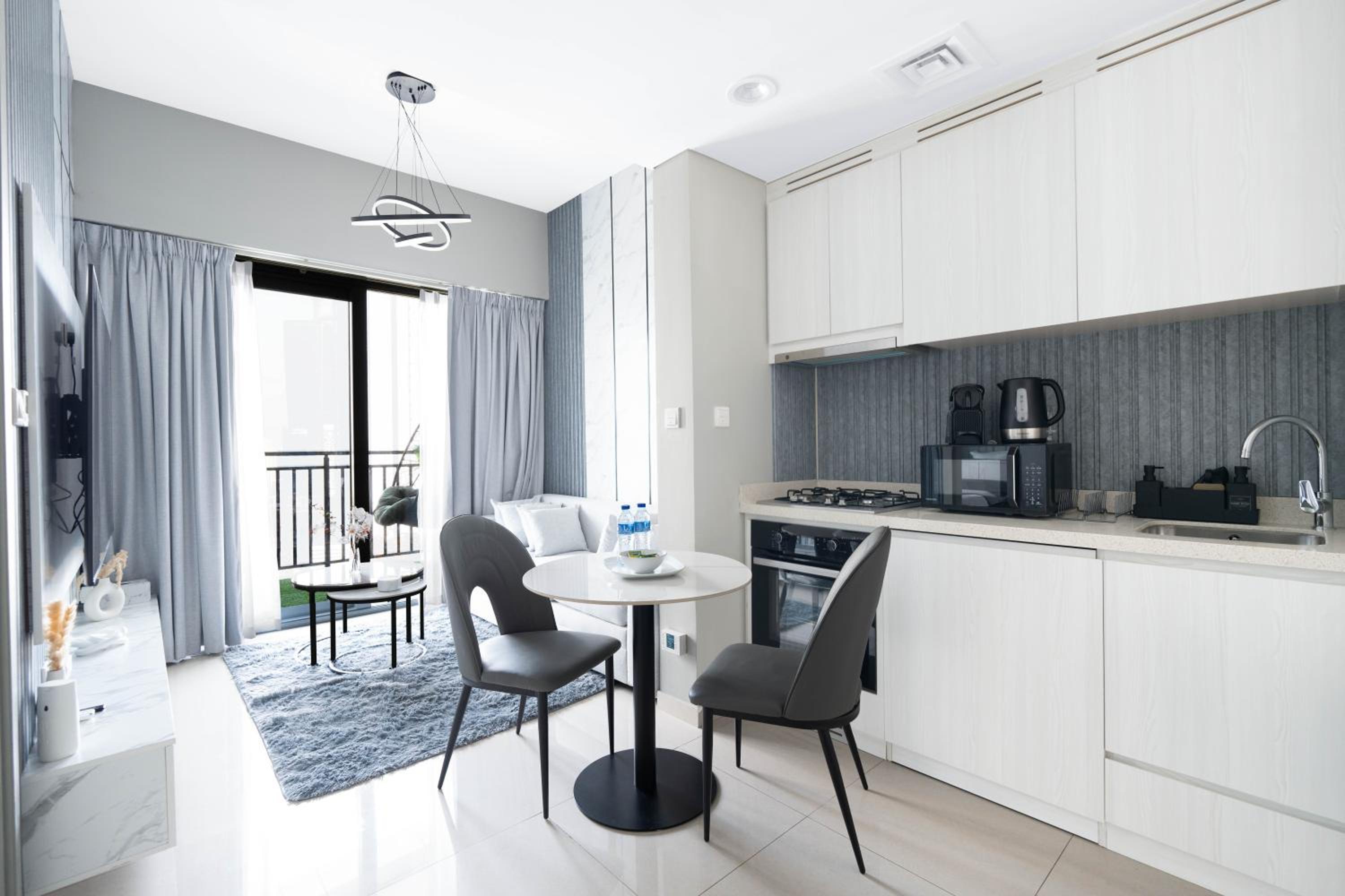 KeyRock Living - Dubai Skyline & Pool Access