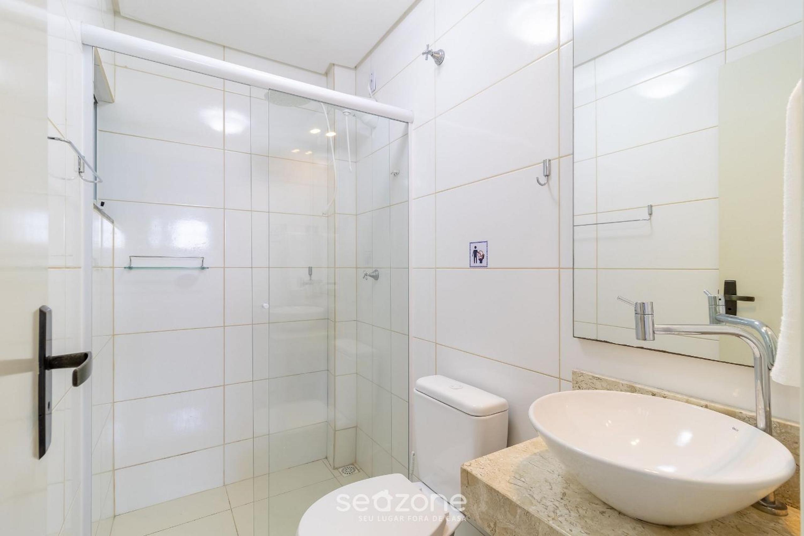 Ap w/BBQ 2 Bedrooms 900m from the Beach - ROB203