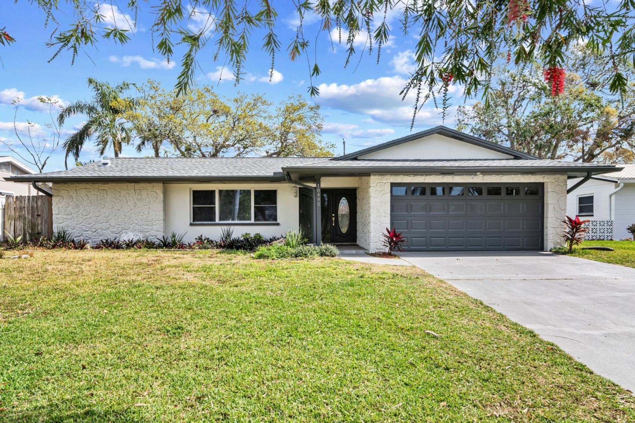 Largo, Fl Heated Pool 8 Beds 1 Mile to Beach Pets